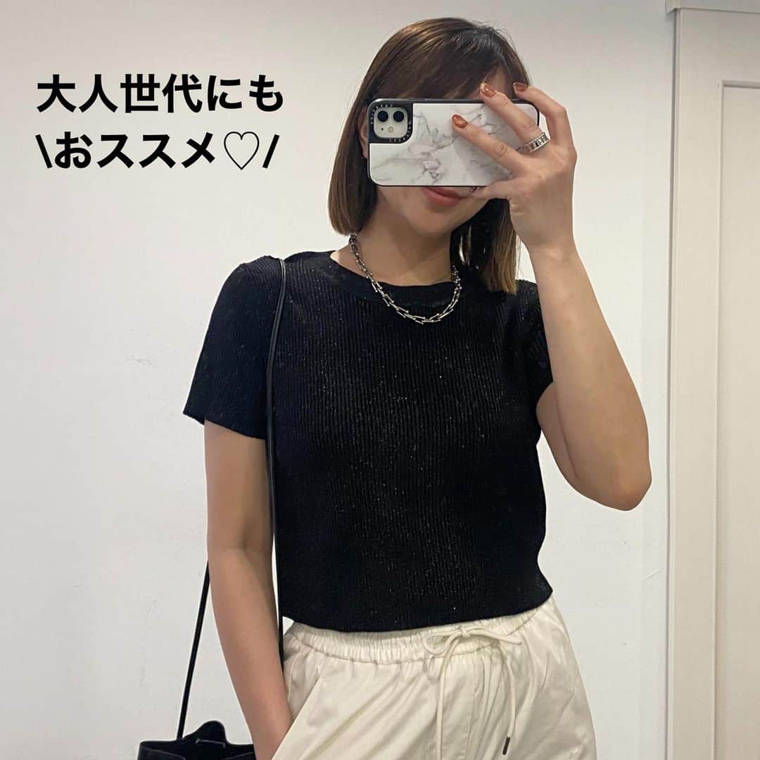 ❁coco❁さんのインスタグラム写真 - (❁coco❁Instagram)「\GU大人も着られるラメT/ @rococo39  GUの新作を爆買いしたのでどんどん紹介していきまーす🙆‍♀️✨  大人も着られると噂のミニ丈Tがついにでたよー！！  ◆ GU ラメクロップドT  Lサイズ  ミニ丈なんか腹出しなんか無理無理と思ってたけど いや、これは可愛いかも、と思ってしまった！！ 腹がでそうで出ない絶妙な丈感。 よく伸びる細めのリブと、うるさくないラメ。  うん、これ使えそう‼️   ご質問はDMかコメントにお気軽にどうぞー！  ------------------------------------------------ 投稿者は…  @rococo39 🐰235k follower  162cm骨格ストレートアラフォーママ 日常の出来事は　ストーリーとブログに更新 購入品レビューは　リールとyoutubeにUP！ 📍いいね、コメント1番　嬉しいです✨保存も忘れずに🐏 ---------------------------------------------- 　 #アラフォーコーデ  #アラサーコーデ　#40代コーデ　#30代コーデ　 #骨格ストレート　#プチプラコーデ　#ママコーデ 　　#GUコーデ  #みんなのguコーデ　#ジーユーコーデ　#ジーユー購入品　#夏コーデ　#高見えコーデ #ジーユーマニア　　#4meee #gu_for_all #coco購入品レポ」7月18日 20時04分 - rococo39