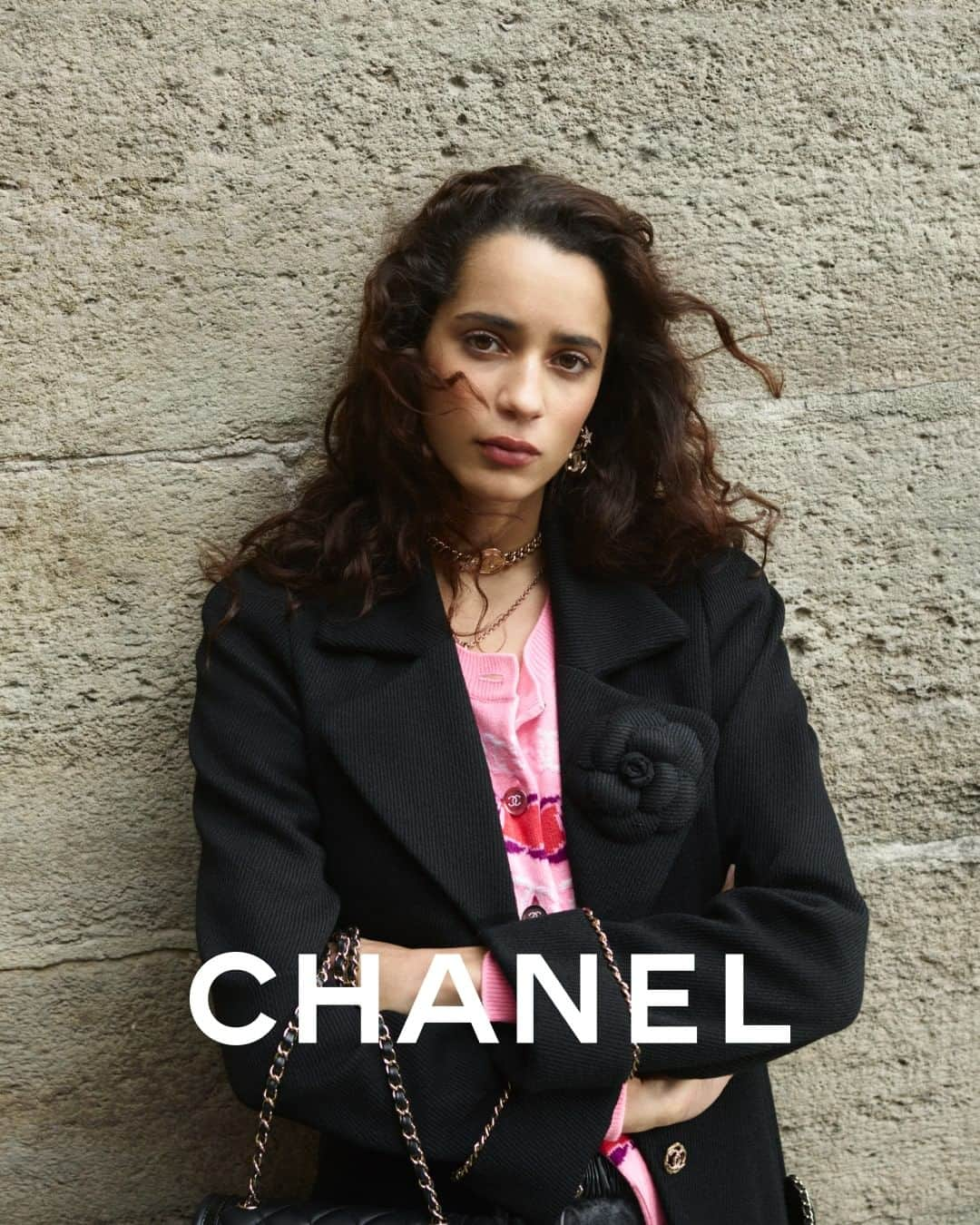 シャネルさんのインスタグラム写真 - (シャネルInstagram)「The CHANEL Fall-Winter 2023/24 pre-collection campaign highlights the effortless and metropolitan elegance of actress and model Iman Pérez through a series of images captured by Malick Bodian on the riverbanks of the Seine.   The collection is now available in boutiques.  See more at chanel.com  #CHANELFallWinter @MalickBodian @ImanPerez @IbKamara」7月18日 20時00分 - chanelofficial