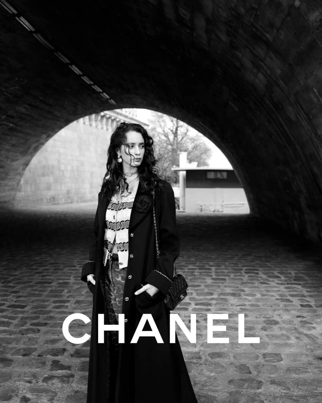 シャネルさんのインスタグラム写真 - (シャネルInstagram)「The CHANEL Fall-Winter 2023/24 pre-collection campaign highlights the effortless and metropolitan elegance of actress and model Iman Pérez through a series of images captured by Malick Bodian on the riverbanks of the Seine.   The collection is now available in boutiques.  See more at chanel.com  #CHANELFallWinter @MalickBodian @ImanPerez @IbKamara」7月18日 20時00分 - chanelofficial