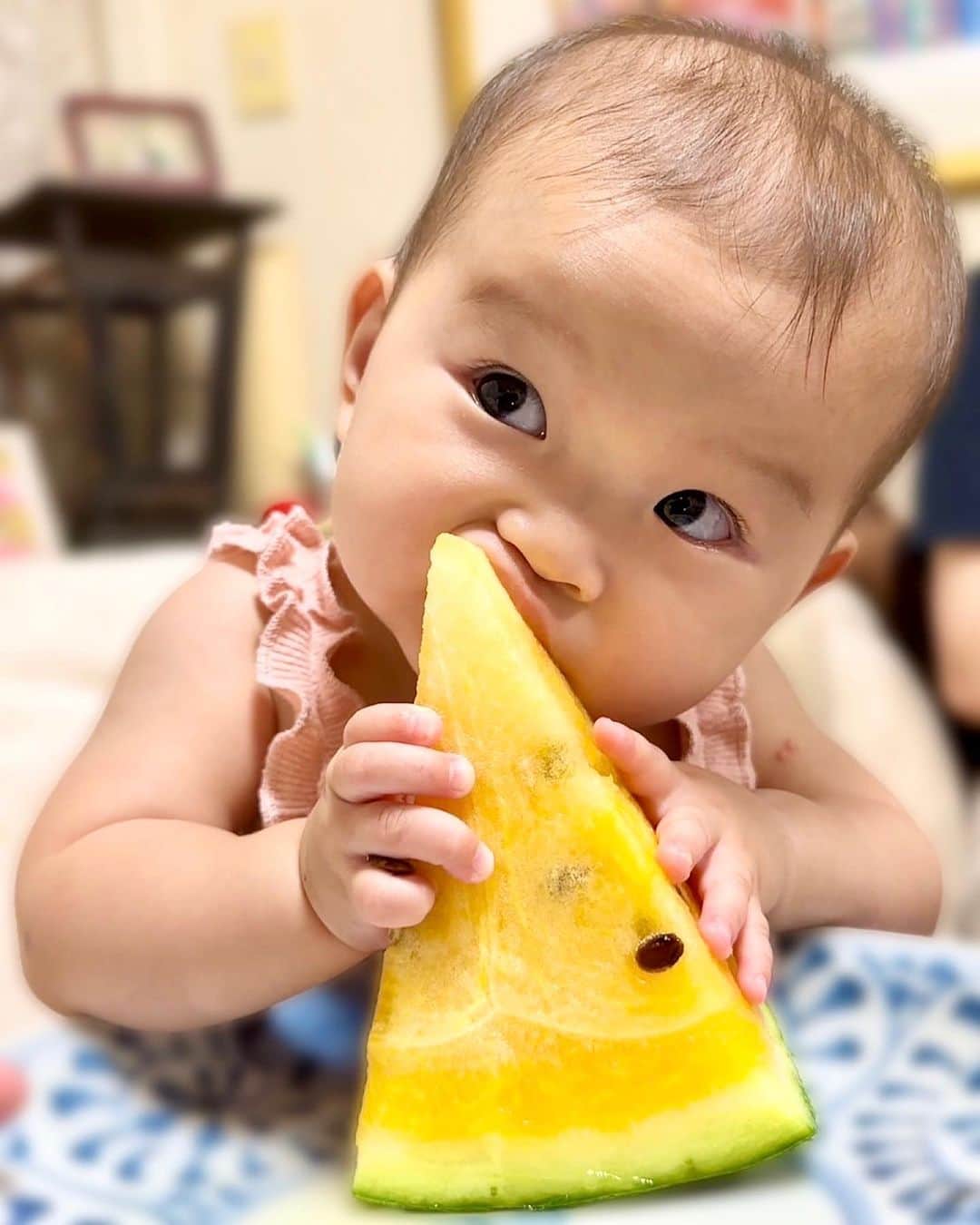 村方乃々佳のインスタグラム：「ひーちゃん💕生まれてはじめてスイカを食べました🍉 黄色いの珍しいね❣️  #村方乃々佳 #ののちゃん #ののかちゃん #ののちゃんねる #nonokamurakata #노노카 #NONOCHAN #スイカ #ひーちゃん」