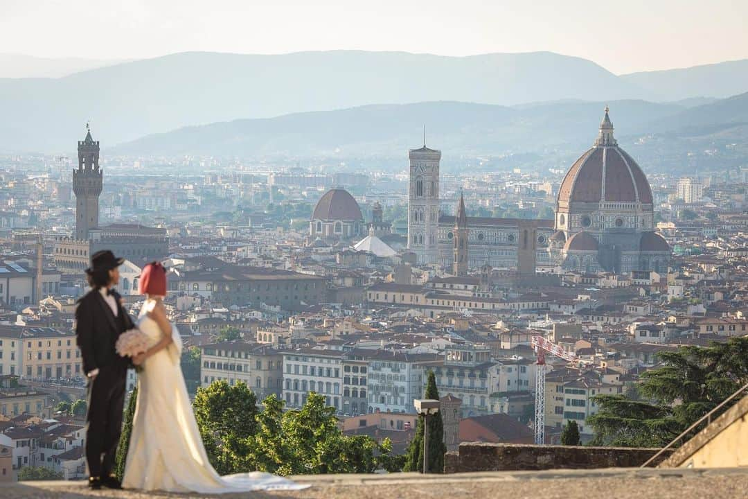 KENNY（吉原健司）さんのインスタグラム写真 - (KENNY（吉原健司）Instagram)「Wedding Photos Tour in Italia🇮🇹 画角縦も横も良い写真ばかりで選びきれん。 アミのブーケと俺の襟についてる小さなブーケ(正式にはなんて言うのだろう🤔)をしっかりリンクしてコーディネートしてくれてた事が俺の中での感動ポイントの一つでした💐  produce by  @espousal_wedding_event @watabewedding Photo by @laviefactory  #ワタベウェディング  #watabewedding #ESPOUSAL #エスポーザル #laviefactory #ラヴィファクトリー」7月18日 20時00分 - kenny_yoshihara