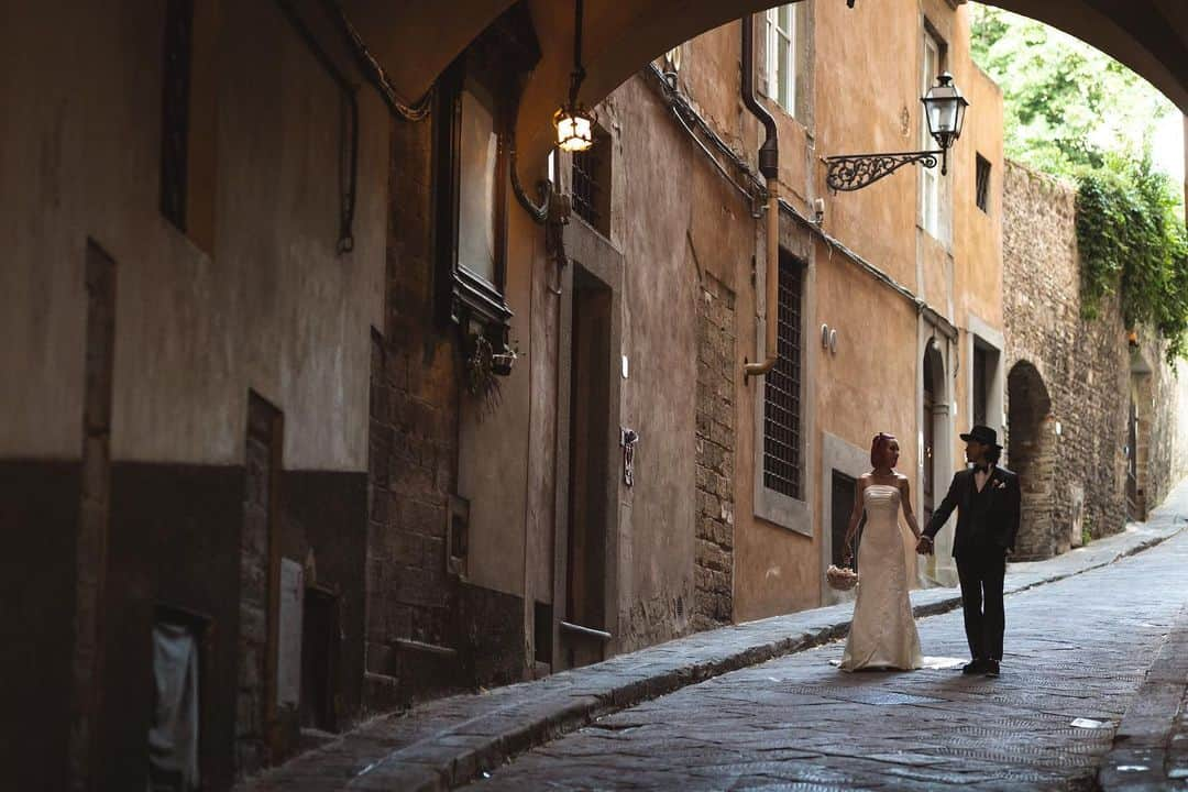 KENNY（吉原健司）さんのインスタグラム写真 - (KENNY（吉原健司）Instagram)「Wedding Photos Tour in Italia🇮🇹 画角縦も横も良い写真ばかりで選びきれん。 アミのブーケと俺の襟についてる小さなブーケ(正式にはなんて言うのだろう🤔)をしっかりリンクしてコーディネートしてくれてた事が俺の中での感動ポイントの一つでした💐  produce by  @espousal_wedding_event @watabewedding Photo by @laviefactory  #ワタベウェディング  #watabewedding #ESPOUSAL #エスポーザル #laviefactory #ラヴィファクトリー」7月18日 20時00分 - kenny_yoshihara