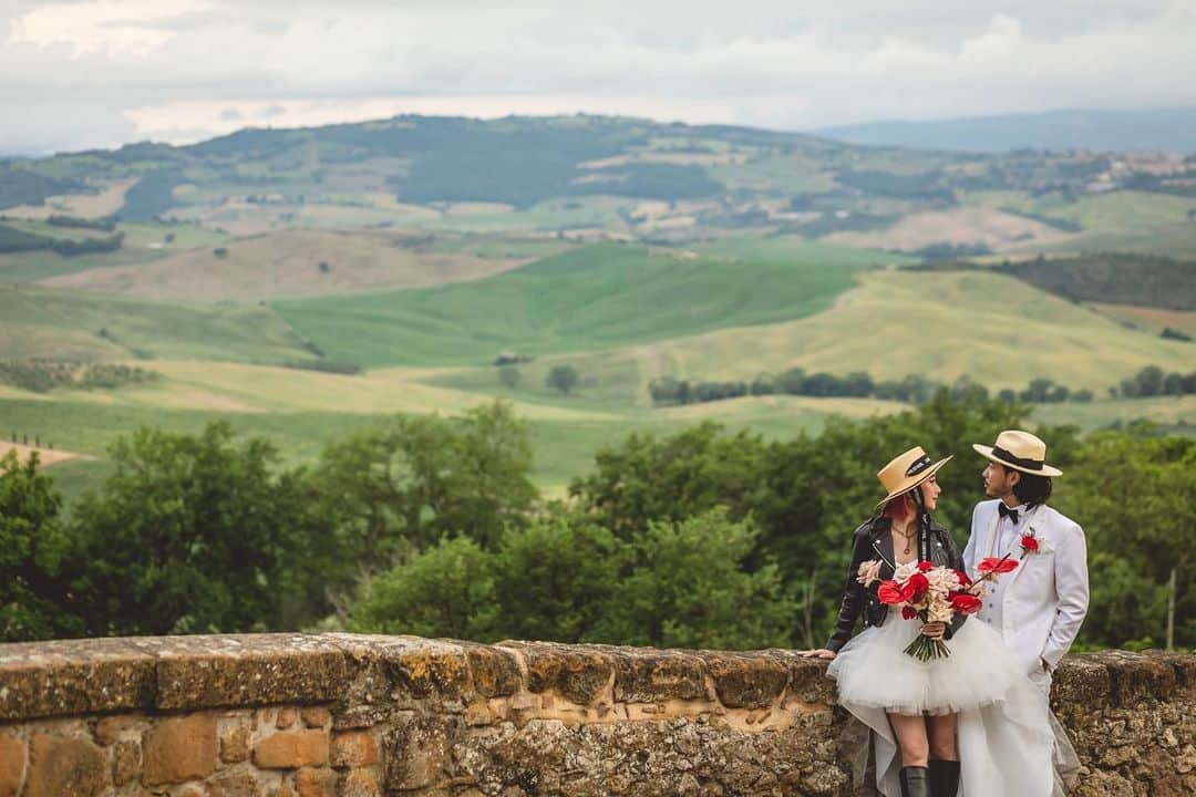 KENNY（吉原健司）さんのインスタグラム写真 - (KENNY（吉原健司）Instagram)「Wedding Photos Tour in Italia🇮🇹 画角縦も横も良い写真ばかりで選びきれん。 アミのブーケと俺の襟についてる小さなブーケ(正式にはなんて言うのだろう🤔)をしっかりリンクしてコーディネートしてくれてた事が俺の中での感動ポイントの一つでした💐  produce by  @espousal_wedding_event @watabewedding Photo by @laviefactory  #ワタベウェディング  #watabewedding #ESPOUSAL #エスポーザル #laviefactory #ラヴィファクトリー」7月18日 20時00分 - kenny_yoshihara