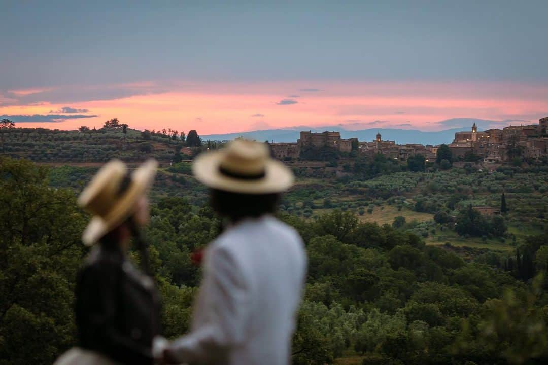 KENNY（吉原健司）さんのインスタグラム写真 - (KENNY（吉原健司）Instagram)「Wedding Photos Tour in Italia🇮🇹 画角縦も横も良い写真ばかりで選びきれん。 アミのブーケと俺の襟についてる小さなブーケ(正式にはなんて言うのだろう🤔)をしっかりリンクしてコーディネートしてくれてた事が俺の中での感動ポイントの一つでした💐  produce by  @espousal_wedding_event @watabewedding Photo by @laviefactory  #ワタベウェディング  #watabewedding #ESPOUSAL #エスポーザル #laviefactory #ラヴィファクトリー」7月18日 20時00分 - kenny_yoshihara