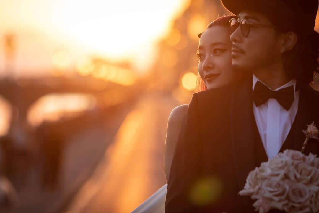 KENNY（吉原健司）さんのインスタグラム写真 - (KENNY（吉原健司）Instagram)「Wedding Photos Tour in Italia🇮🇹 画角縦も横も良い写真ばかりで選びきれん。 アミのブーケと俺の襟についてる小さなブーケ(正式にはなんて言うのだろう🤔)をしっかりリンクしてコーディネートしてくれてた事が俺の中での感動ポイントの一つでした💐  produce by  @espousal_wedding_event @watabewedding Photo by @laviefactory  #ワタベウェディング  #watabewedding #ESPOUSAL #エスポーザル #laviefactory #ラヴィファクトリー」7月18日 20時00分 - kenny_yoshihara