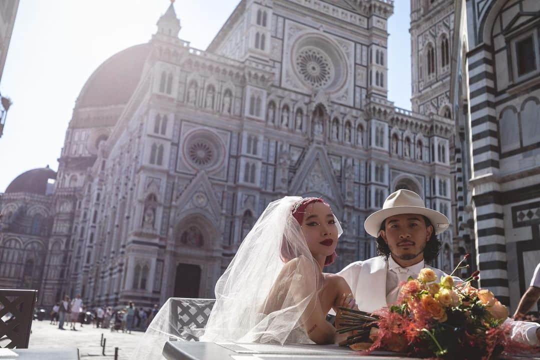 KENNY（吉原健司）さんのインスタグラム写真 - (KENNY（吉原健司）Instagram)「Wedding Photos Tour in Italia🇮🇹 画角縦も横も良い写真ばかりで選びきれん。 アミのブーケと俺の襟についてる小さなブーケ(正式にはなんて言うのだろう🤔)をしっかりリンクしてコーディネートしてくれてた事が俺の中での感動ポイントの一つでした💐  produce by  @espousal_wedding_event @watabewedding Photo by @laviefactory  #ワタベウェディング  #watabewedding #ESPOUSAL #エスポーザル #laviefactory #ラヴィファクトリー」7月18日 20時00分 - kenny_yoshihara