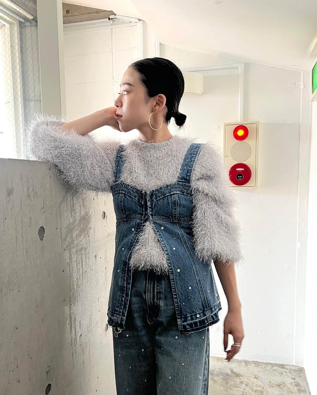 Ungrid staff snapのインスタグラム：「@ami_fujino_ 155cm  #ラメフェザーヤーンニット ¥13,200(tax in) ブラック/パープル/シルバー  トレンドのラメが目を引く可愛いフェザーニット！ ゆるっと、ずるっとしたサイズ感がUngridっぽく、デニムと合わせても、スカートと合わせても🙆🏼‍♀️  #ビジューデザインデニムビスチェ ¥13,200(tax in) ブルー  #ビジューデザインルーズデニム ¥22,000(tax in) ブルー  キラッと光るビジューがキャッチーなビスチェとデニム💫 厚手のニットとレイヤードしやすい太めの肩ひもが安定感のある着心地で嬉しい☺️ 厚手のデニム生地を使用したボトムスはヴィンテージライクな履き心地です👖❤️  @aki_ishikuro_ 166cm  #シャギージャカードニット ¥13,200(tax in) ブルー/ブラウン  オリジナルのニュアンス柄が他にはないアイテム🧶配色でも合わせやすく、一枚で簡単に洒落見えが叶う😉  @momoka_watanabe_ 160cm  #フェイクレザーギャザースカート ¥14,300(tax in) ミディアムグレー/ブラック  薄手のフェイクレザーを使用し、マットで大人な印象のスカート。たっぷりとしたボリューム感が可愛い一着です😌  ーーーーーーーーーーーーーーーーーーーーーーーーーーーー ☑︎商品詳細は製品タグ or TOPページURLよりチェック   » @Ungrid_staffsnap  #Ungrid #ungrid_official #ungridコーデ #アングリッド #カジュアル #カジュアルコーデ #カジュアルスタイル #シンプル #シンプルコーデ #シンプルスタイル #ラメ #ラメニット #デニム #デニムコーデ #デニムスタイル #ビジュー #スカート #レザー」