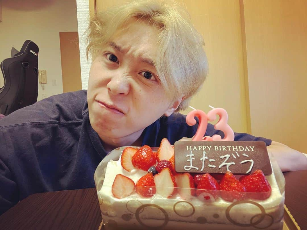 またぞうのインスタグラム：「.  誕生日迎えました😌  改めてよろしくお願いします！  #誕生日 #happybirthday」