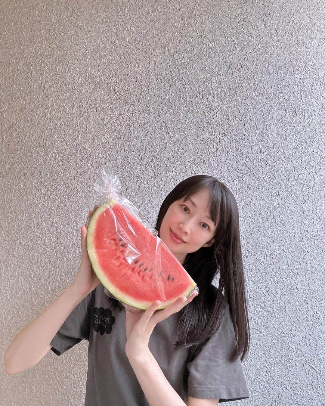 理絵さんのインスタグラム写真 - (理絵Instagram)「スイカ🍉買ったよー！もう3回目になる三浦のスイカ❤️甘くてシャリシャリ美味しい❗️  #三浦のスイカ #スイカ #西瓜 #watermelon #anguria #cocomero  #元宝塚 #宝塚og」7月18日 20時07分 - ____rie____