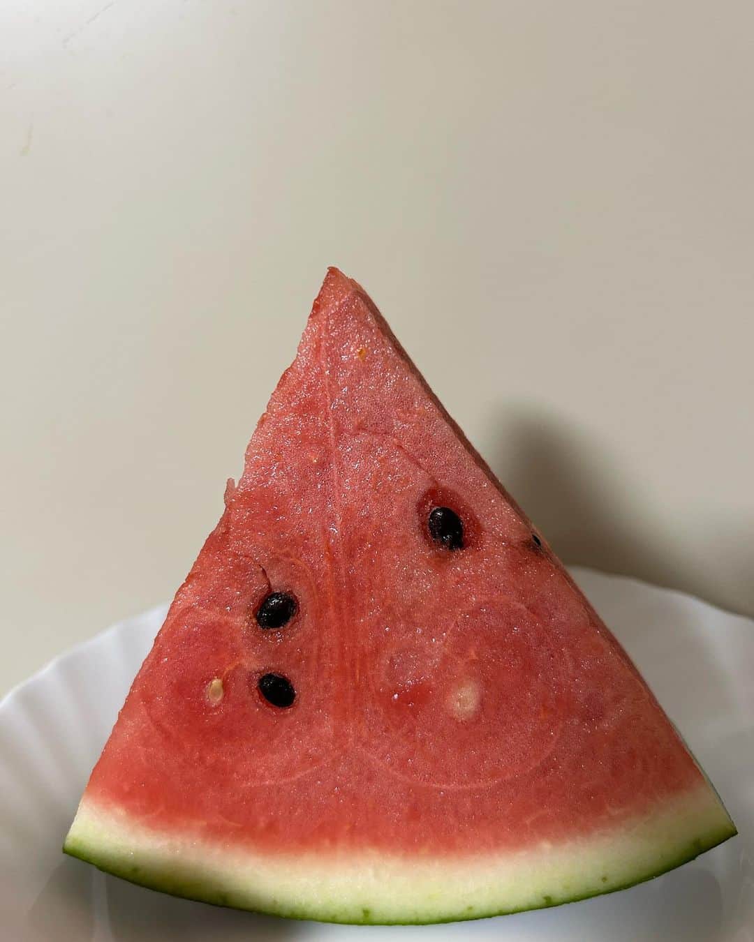 理絵さんのインスタグラム写真 - (理絵Instagram)「スイカ🍉買ったよー！もう3回目になる三浦のスイカ❤️甘くてシャリシャリ美味しい❗️  #三浦のスイカ #スイカ #西瓜 #watermelon #anguria #cocomero  #元宝塚 #宝塚og」7月18日 20時07分 - ____rie____