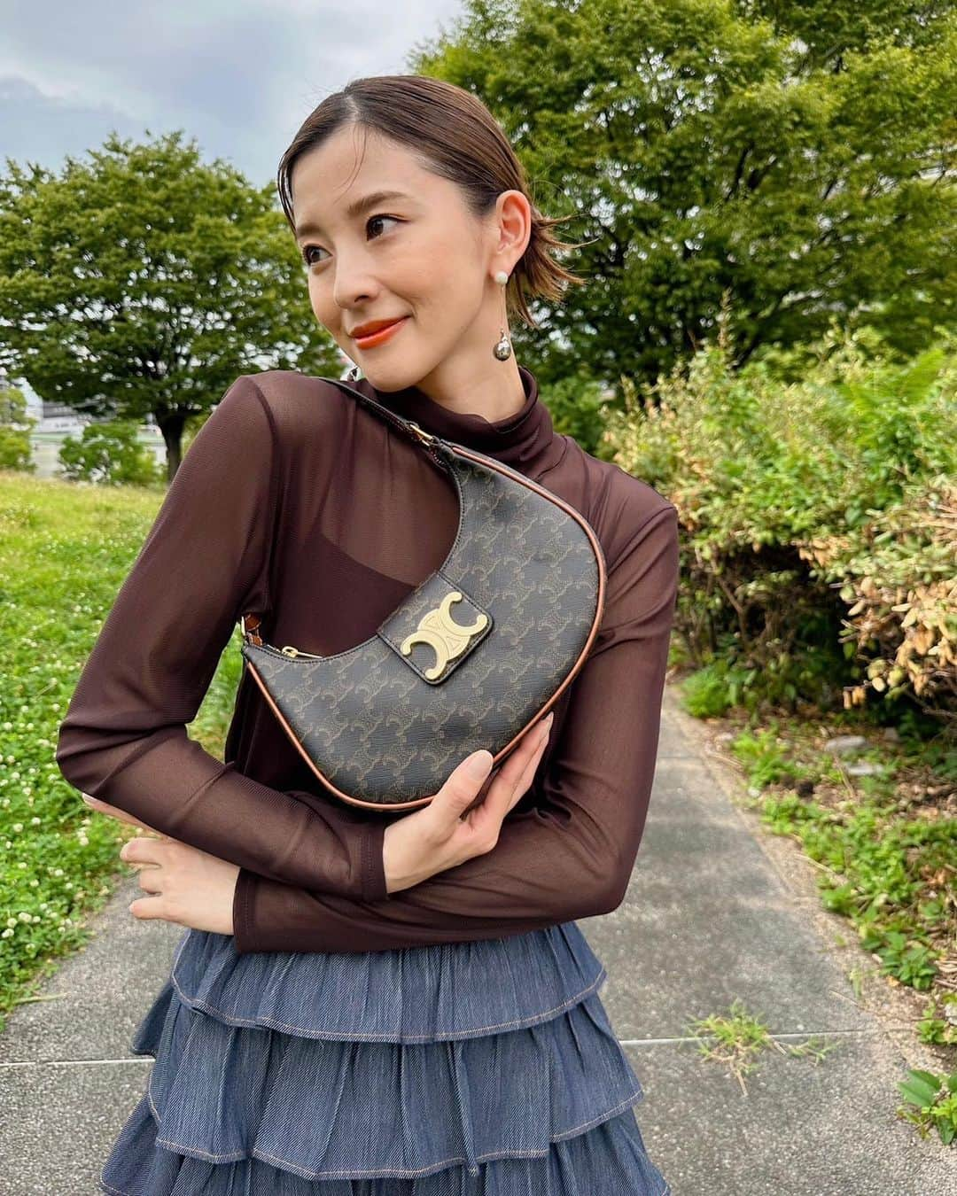 朝比奈彩さんのインスタグラム写真 - (朝比奈彩Instagram)「. . -CELINE- new bag 「AVA TRIOMPHE」発売 . 2020年に登場したバッグ「AVA」を ベースにトリオンフのメタリックプレート付きのフラップがついて アップデートされた人気のホーボーバッグ🤍 . レトロさを感じさせるデザインで、 カジュアルからフォーマルまで 様々なスタイルに対応できます。 色々合わせるのが楽しみ🤍🤍 . にしても、かわいい。 この夏大活躍間違いなし。 . #CELINEAVATRIOMPHE #SUPPORTEDBYCELINE  @celine」7月18日 20時08分 - asahina_aya