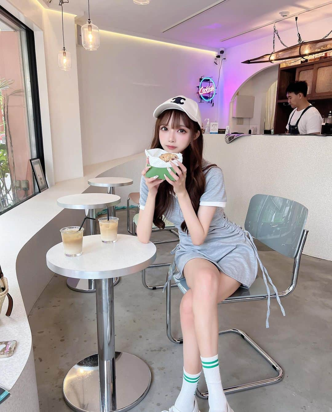 あやちゃんさんのインスタグラム写真 - (あやちゃんInstagram)「ここかわいい☕️💚🌿.∘ 今日はこのカフェに合わせてカジュアルコーデの日でした♡  このスニーカーおすすめしすぎて周りみんなもってる🤣🤍  👗@avectoi_official_  👟 @p31_japan   #東新宿 #東新宿グルメ #東新宿ランチ #東新宿カフェ #新宿カフェ #新宿ランチ  #スニーカーコーデ #厚底スニーカー #スニーカー女子 #カジュアルコーデ #韓国ファッション #東京カフェ #icemountain」7月18日 20時08分 - aya.you.love.r