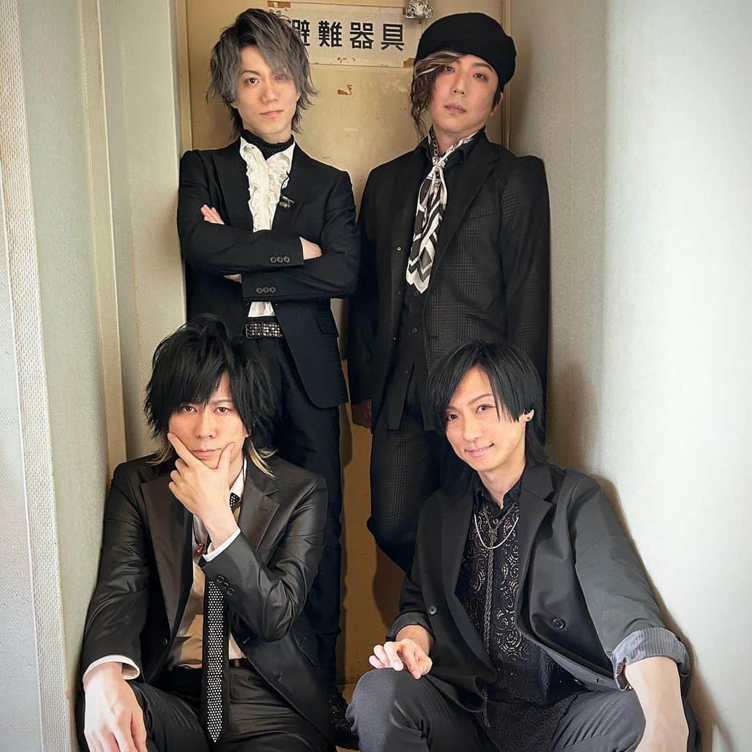 高井淳のインスタグラム：「Waive GIGS「Burn」  Starting Burn 大阪二日間ありがとうございました☺︎ これからも全力で一本一本鳴らしていきます 引き続き御贔屓に。  #waive再結成  #waive」