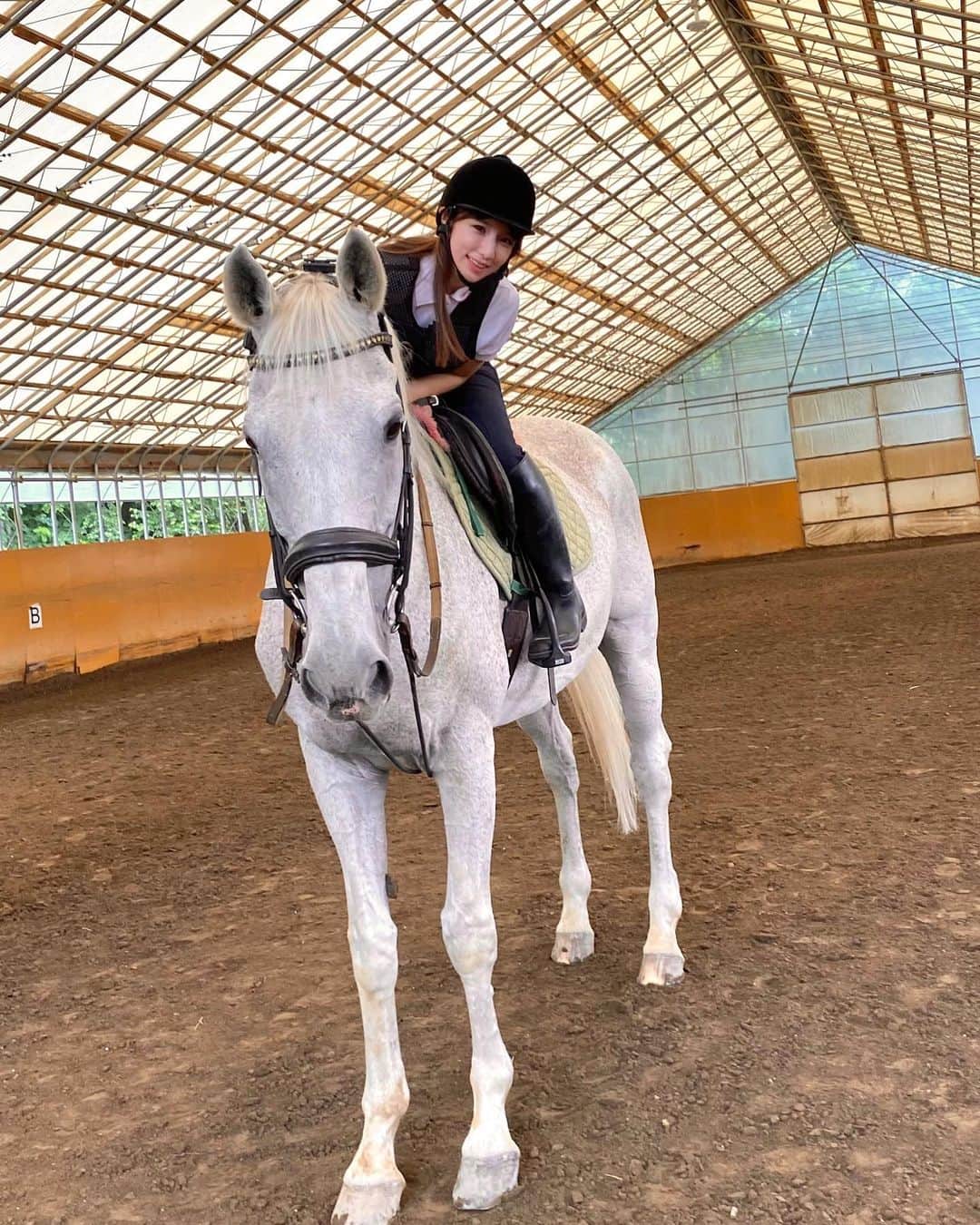夏本あさみのインスタグラム：「札幌でも乗馬レッスン🐴🤍🤍 メジロマックイーンの子ども、マイネルエスケープ君に練習付き合ってもらいました🫶 * 乗馬→競馬→乗馬、のお馬さん3日間でした🥰」