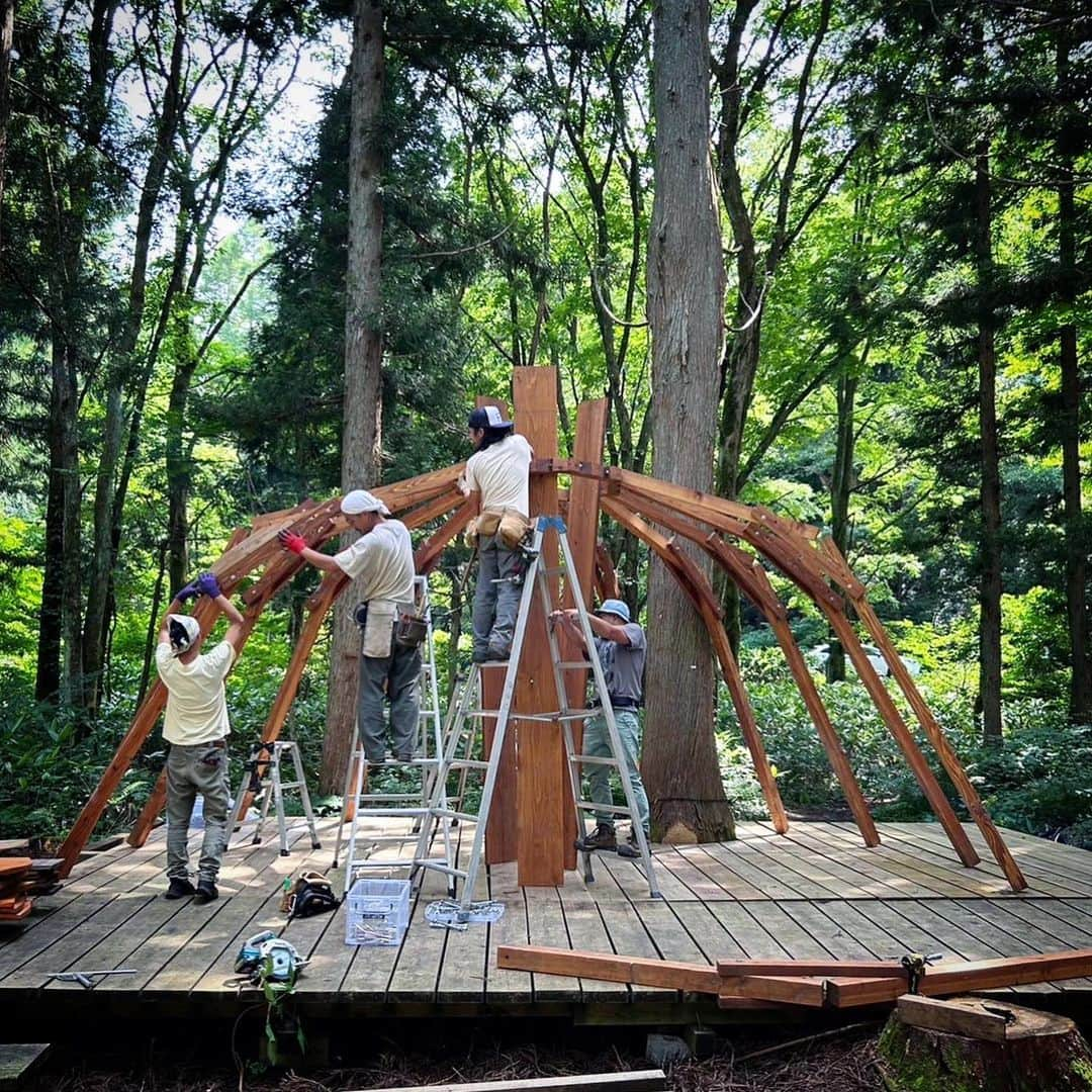 フジロック・フェスティバルのインスタグラム：「THE FOREST PIANO 🎹 森のピアノ＠木道亭 🌲 あなたも “フジロックで演奏” できる！  廃校となった地元・三国小学校にひっそりと 残っていた古いピアノがストリートピアノとなって 「木道亭」と共に復活！ お客様、ミュージシャンどなたでも弾いていただけます  あなたも大自然の中で演奏してみませんか？ ____________________________________  “THE FOREST PIANO” AVAILABLE FOR ANYONE TO PLAY AT MOKUDO-TEI!  An old piano that quietly remained in Mikuni Elementary School, a closed-down school with a history of more than 100 years in the local area, will be revived together with “Mokudo-tei” as a street piano that can be played by anyone. Whether a visitor or a musician, anyone is invited to play. Would you like to play in the great nature of Fuji Rock? Participants are welcome!  🔗 Link in bio @fujirock_jp  #森のピアノ #ボードウォーク #木道亭 #fujirock #fujirockfestival #フジロック」