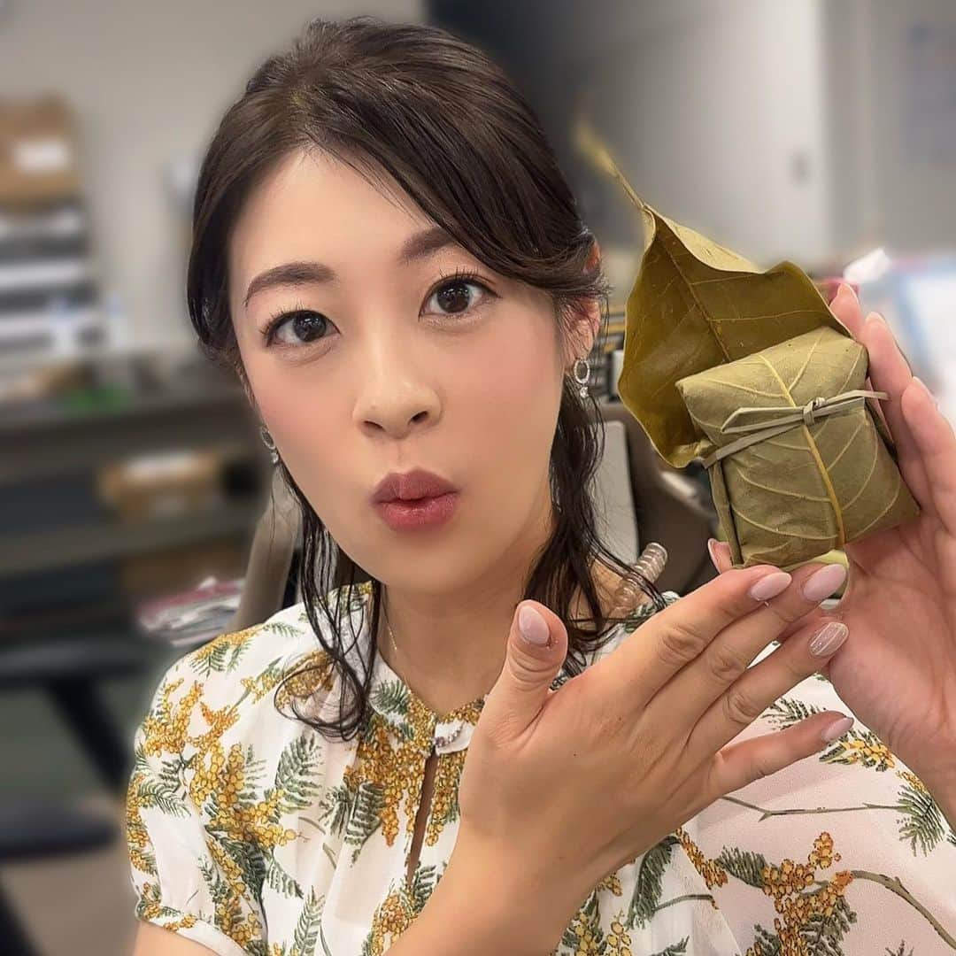 小宮山瑞季さんのインスタグラム写真 - (小宮山瑞季Instagram)「みなさん  #朴葉巻き はご存知ですか？☺️💓 長野県の木曽地方で 初夏の味として親しまれる 和菓子のことなのです😎✨  米粉を練って作った生地の中にあんこをいれ、 朴葉でくるみ蒸したもの☺️🍀✨ 先週上司がくれました～🌼 本番前のおやつにしました🌱  とにかく朴葉のいい香りがして、 米粉の重量感もしっかりあって とてもおいしかったです✌💫  だいたい7月半ばまでの販売なので 次に朴葉巻きが食べられるのは、 もう来年になっちゃうかな😢  ほうばのほ！っていってます。笑   #ほうばまき  #ほうば巻き  #ほおば巻き  #木曽  #kiso  #和菓子  #長野  #nagano  #信州  #長野おみやげ  #おすすめおみやげ  #初夏の味  #米粉  #あんこ  #朴葉  #きょうのおやつ  #おやつ  #季節限定  #期間限定  #わたしは  #こしあん  #派  #長野放送  #アナウンサー #小宮山瑞季」7月18日 20時15分 - komiyama_mizuki