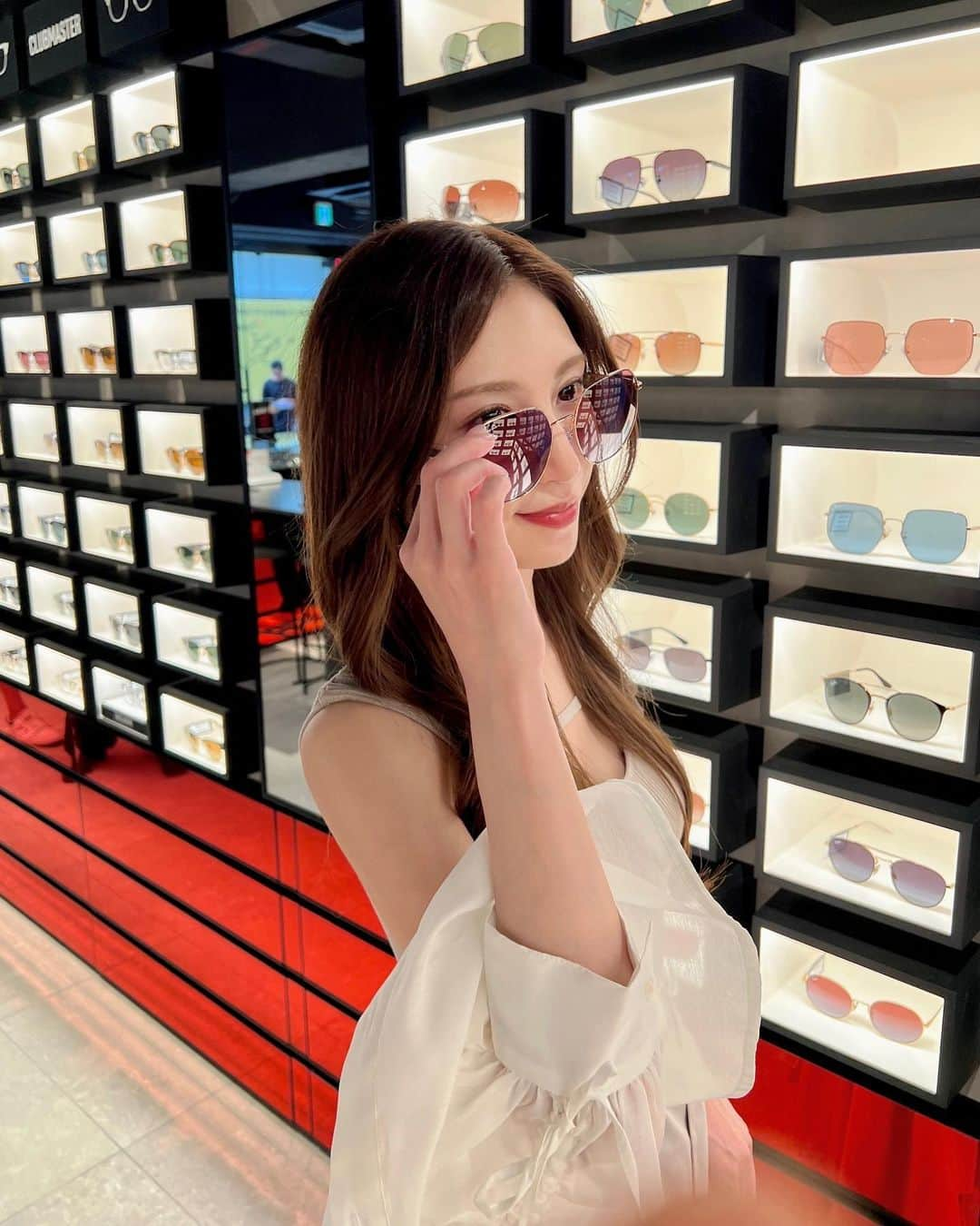 阿野いずみさんのインスタグラム写真 - (阿野いずみInstagram)「福岡にRay-Ban Store (直営店)がオープンしたので、オープニングイベントに行ってきました😎✨  ちょうど今年のサングラスを探してたの♡  サングラスがたくさん並んでいて、中には光で色付くレンズや、カラーグラデーションのレンズなどカッコいいものから可愛いものまでたくさんありました♡  店舗をペイントしてる様子も素敵でした🎨  #rayban #raybanfukuoka #レイバン #サングラス #福岡 #天神 #西通り」7月18日 20時11分 - izumi_ano