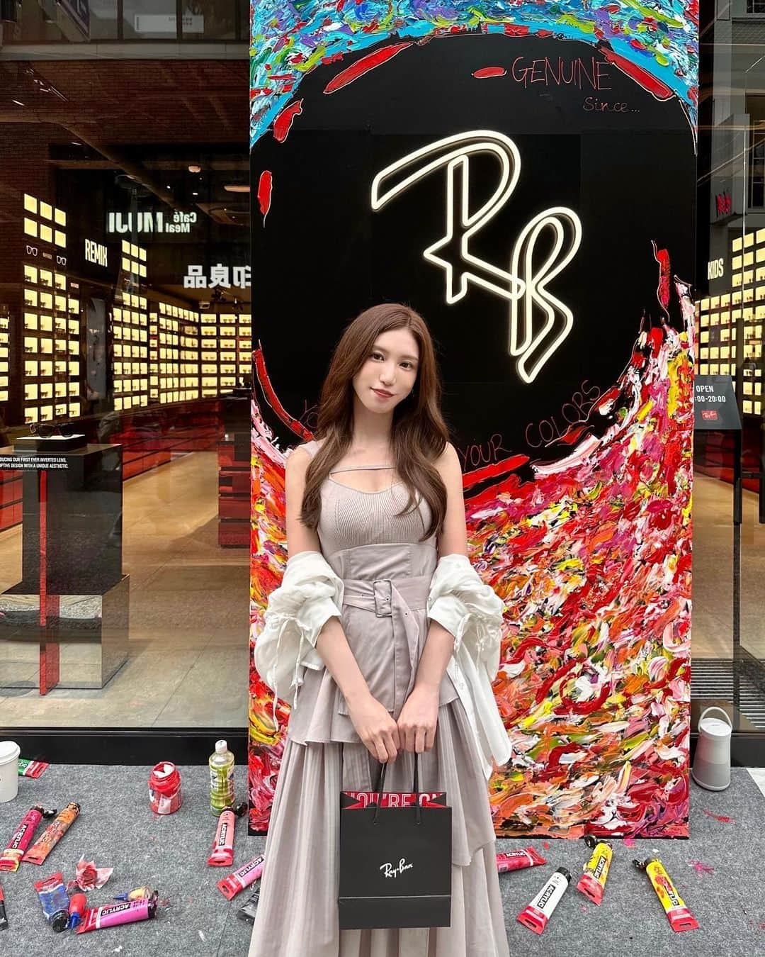 阿野いずみさんのインスタグラム写真 - (阿野いずみInstagram)「福岡にRay-Ban Store (直営店)がオープンしたので、オープニングイベントに行ってきました😎✨  ちょうど今年のサングラスを探してたの♡  サングラスがたくさん並んでいて、中には光で色付くレンズや、カラーグラデーションのレンズなどカッコいいものから可愛いものまでたくさんありました♡  店舗をペイントしてる様子も素敵でした🎨  #rayban #raybanfukuoka #レイバン #サングラス #福岡 #天神 #西通り」7月18日 20時11分 - izumi_ano