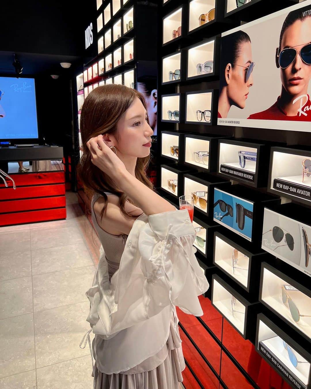 阿野いずみさんのインスタグラム写真 - (阿野いずみInstagram)「福岡にRay-Ban Store (直営店)がオープンしたので、オープニングイベントに行ってきました😎✨  ちょうど今年のサングラスを探してたの♡  サングラスがたくさん並んでいて、中には光で色付くレンズや、カラーグラデーションのレンズなどカッコいいものから可愛いものまでたくさんありました♡  店舗をペイントしてる様子も素敵でした🎨  #rayban #raybanfukuoka #レイバン #サングラス #福岡 #天神 #西通り」7月18日 20時11分 - izumi_ano