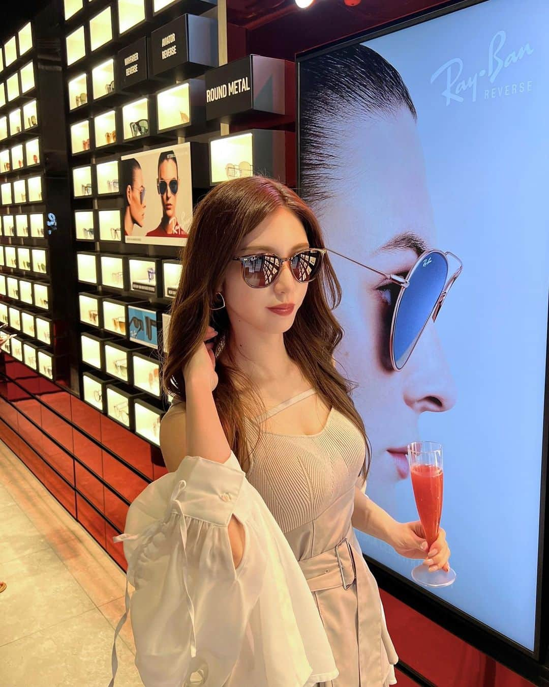 阿野いずみさんのインスタグラム写真 - (阿野いずみInstagram)「福岡にRay-Ban Store (直営店)がオープンしたので、オープニングイベントに行ってきました😎✨  ちょうど今年のサングラスを探してたの♡  サングラスがたくさん並んでいて、中には光で色付くレンズや、カラーグラデーションのレンズなどカッコいいものから可愛いものまでたくさんありました♡  店舗をペイントしてる様子も素敵でした🎨  #rayban #raybanfukuoka #レイバン #サングラス #福岡 #天神 #西通り」7月18日 20時11分 - izumi_ano