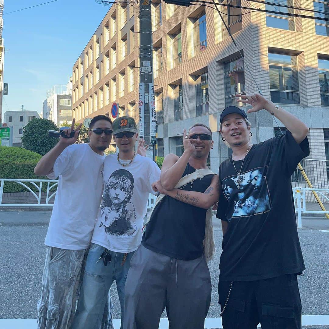 BIMのインスタグラム：「なんでかよく分からないけどすげぇ盛り上がって朝日でアスファルトジリジリの時間まで4人で飲んだ。 酔っ払って「友達っていいよな」って恥ずいこと言っちゃったけどホントにそうおもた。 写真はたまにはセルフタイマーで自撮りしようぜって言って撮った。 今日明日この4人全員曲出すから全部いっぱい聴いて欲しい！ あとカズマはションベンクソ早い。」