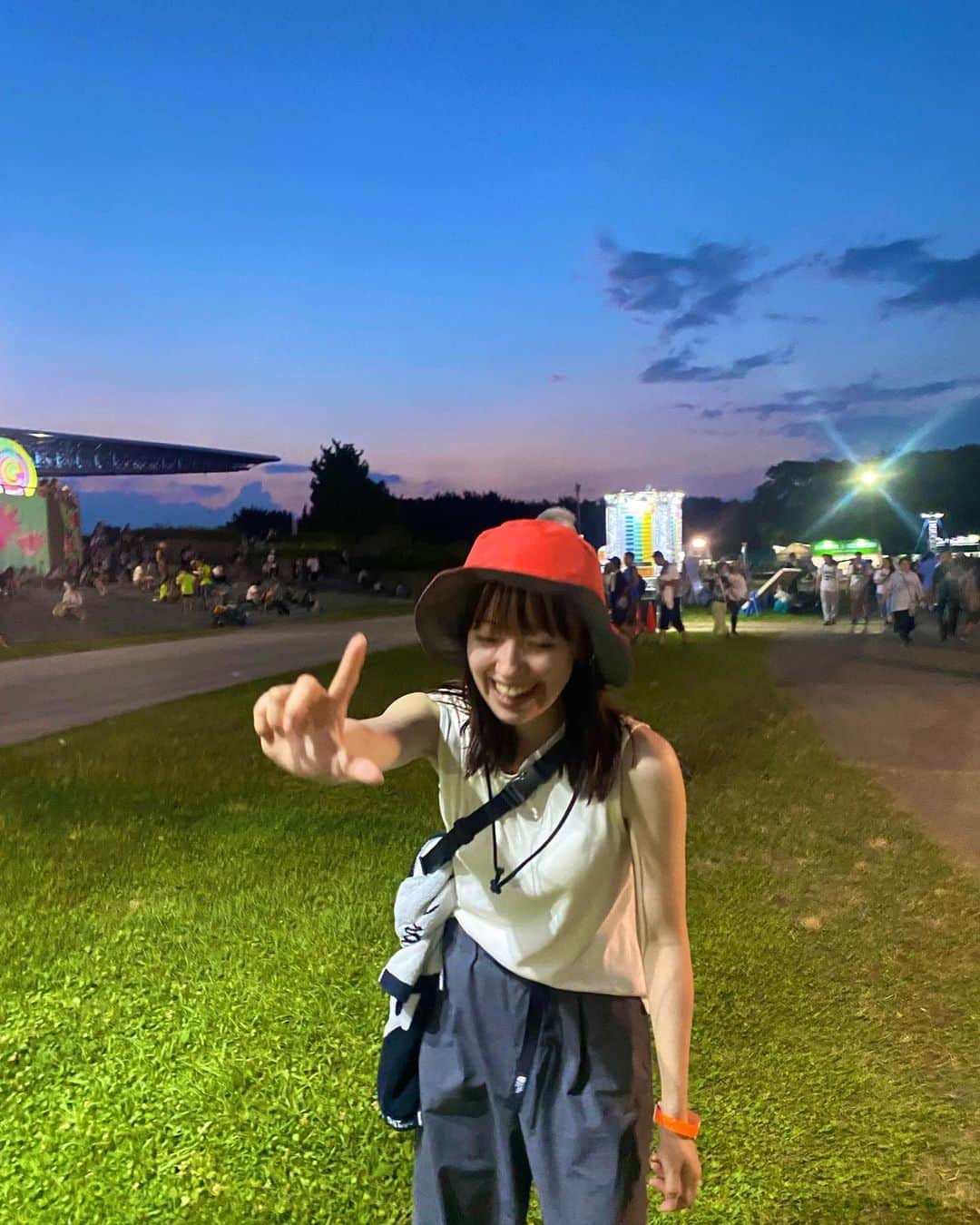 柳生みゆのインスタグラム：「今年初夏フェス〜！んでもって初のラッキーフェス！あっっっっつかった！ フルッパーが可愛すぎた🥺🫶相川七瀬さんのsweet emotionも最高だったし、ORANGE RANGEはいつ聞いても最高楽しい🍊新しい学校のリーダーズもカッコ良すぎてまた見たいっ！あー、楽しかった！きっと2リットルの汗かいた！毎日猛暑だけどみんないっぱい水分取って楽しく過ごそうねー！🍉 #ラッキーフェス #夏フェス #フェスコーデ」