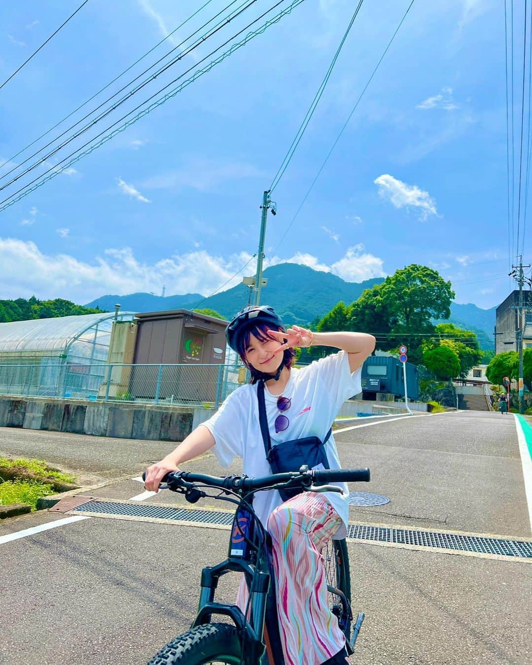 中崎絵梨奈のインスタグラム：「インドア中﨑、奇跡の真夏のサイクリング🚴‍♀️🌞🌞🌞  控えめに言って、最高だった！！！！  山で飲んだキンキンに冷えた珈琲がまた最高すぎた...🥲🤍☕️  #おわせむかい農園 #サイクリング　#真夏　#夏休み　#サイクリング女子 #サイクリング日和」