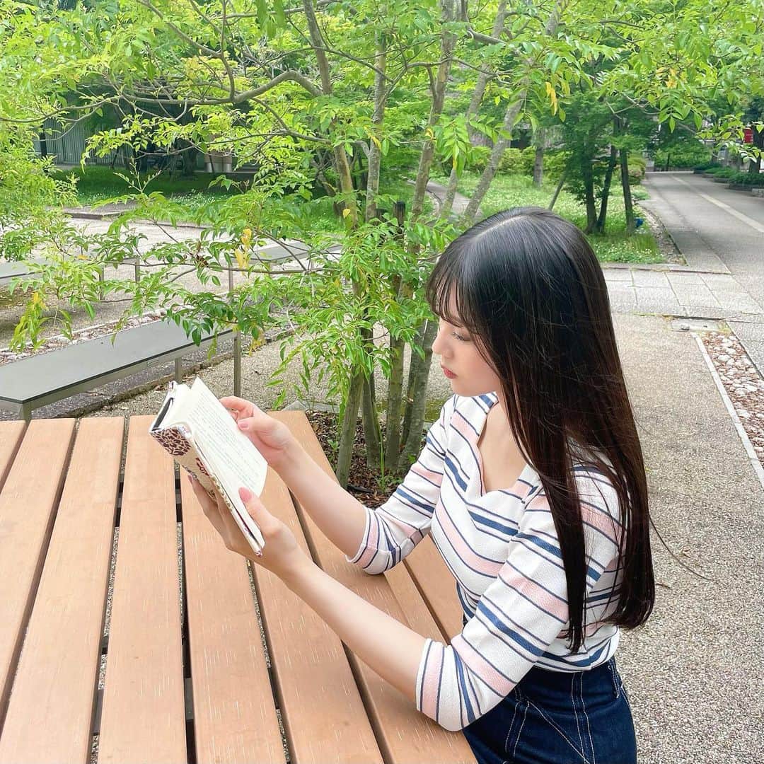 月野有菜さんのインスタグラム写真 - (月野有菜Instagram)「📖🌿  最近愛用しているブックカバーです☺︎ このブックカバーは去年の秋に、お母さんと清水寺に紅葉を見に行った時に買ってもらいました😌 花唐草模様がお気に入りです♡  最近すごく暑いですね🥵 皆さん体調に気をつけてくださいね🤲🏻」7月18日 20時19分 - yuna_tsukino920