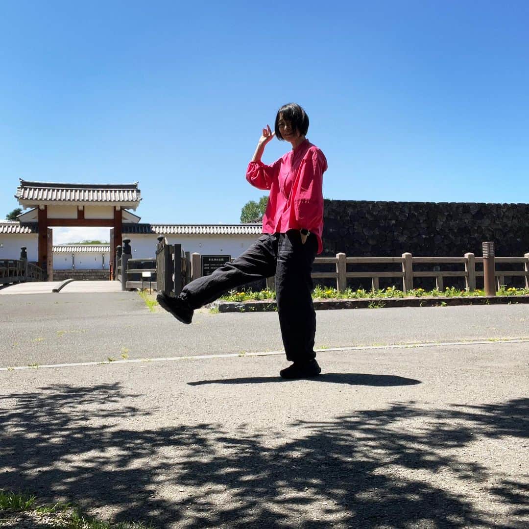 畑亜貴のインスタグラム：「山形も暑かった！山形城跡がある霞城公園を散策。  山形也很热！我在霞城公园散步了。  야마가타도 더웠다! 야마가타 성터가 있는 공원을 산책했습니다. 좋은 마을입니다!  Yamagata was also hot! I took a walk in Park, where the ruins of Yamagata Castle are located. It is a nice town!  En Yamagata también hacía calor. Di un paseo por el parque, donde se encuentran las ruinas del castillo de Yamagata. ¡Es una ciudad muy bonita!  #akhtravelogue」