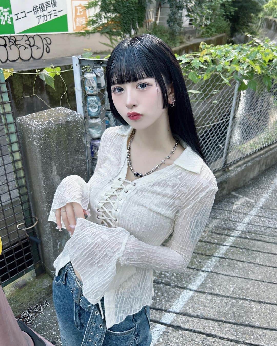 狐波ろんのインスタグラム：「今年暑すぎてギャーギャー騒いでるけど別に去年も騒いでたな、毎年夏やってること→騒ぎ立てる行為 かもしれん、アチィ‪ฅ_‬<ｷﾞｬ  てかこのシャツかわいいので激推し、らぶちゃん  . #ootd #오오티디 #黒髪ぱっつん」