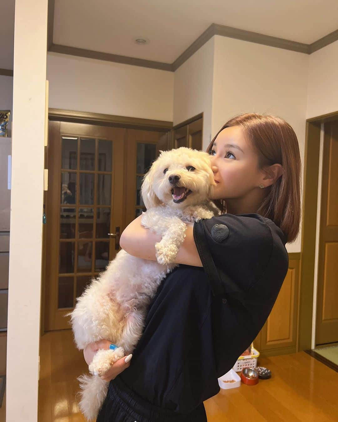 𝑒𝑟𝑖𝑘𝑎さんのインスタグラム写真 - (𝑒𝑟𝑖𝑘𝑎Instagram)「愛犬ティたん🐶🩵🩵🩵 何しても怒らなくて、あざとくて癒される😭🥹 ほんとはずっと一緒がいいけど 実家連れて帰った時に親の反応見て ティたんが実家にいた方がいいなって思って それからずっと実家🥹🥹 . いつもえりの家族を癒してくれてありがとだよ🤭🥹🩵 そろそろ妹ほしいかな？笑 てか大きくなったなーぁ🥰🥰 . . お休みゆっくりできました😚❤️ みんなはできたかなー？🐶 今日からお仕事頑張ります♪ . . #実家#帰省 #愛犬#ティファニー#てぃたん#マルプー#2歳#オス #今日から出勤 #六本木ポセイドン #ポセイドン六本木 #白石えり #すっぴん#すっぴん撮影#撮影者ママ」7月18日 20時26分 - eri.4734