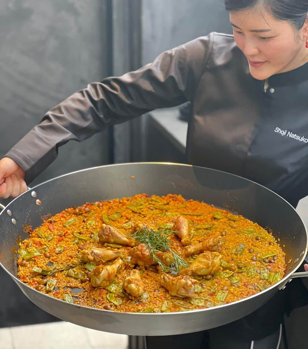 庄司夏子さんのインスタグラム写真 - (庄司夏子Instagram)「“Paella Valenciana” In Valencia, paella means Paella Valenciana , made with chicken, rabbit, Moroccan beans, garrafon beans and tomatoes. Strictly speaking, dishes made with seafood are not called "paella" but rather "Arroz a banda" (seafood paella) or "Arroz Negro" (squid paella), which don’t carry the paella name.  The origin of paella Valencia paella was introduced to the culture of rice cultivation by the Arabs when they invaded Spain around the 7th century. Later, paella with chicken, rabbit, and vegetables from around the rice paddies was born. This paella was later arranged in various ways using seafood from the Mediterranean Sea and meat from the nearby mountains. So after I joined @theworlds50best in Valencia,I’ve been missing paella so so much ,and finally I made it! But unfortunately there are some of ingredients from original recipe that are very hard to get in Japan .instead I made original one 😆enjoyed v much with my staff today 🌞 I’m trying again tomorrow 🥘🥘this paella,,,no ,should be says Arroz Japones ?😜」7月18日 20時26分 - natsuko.ete