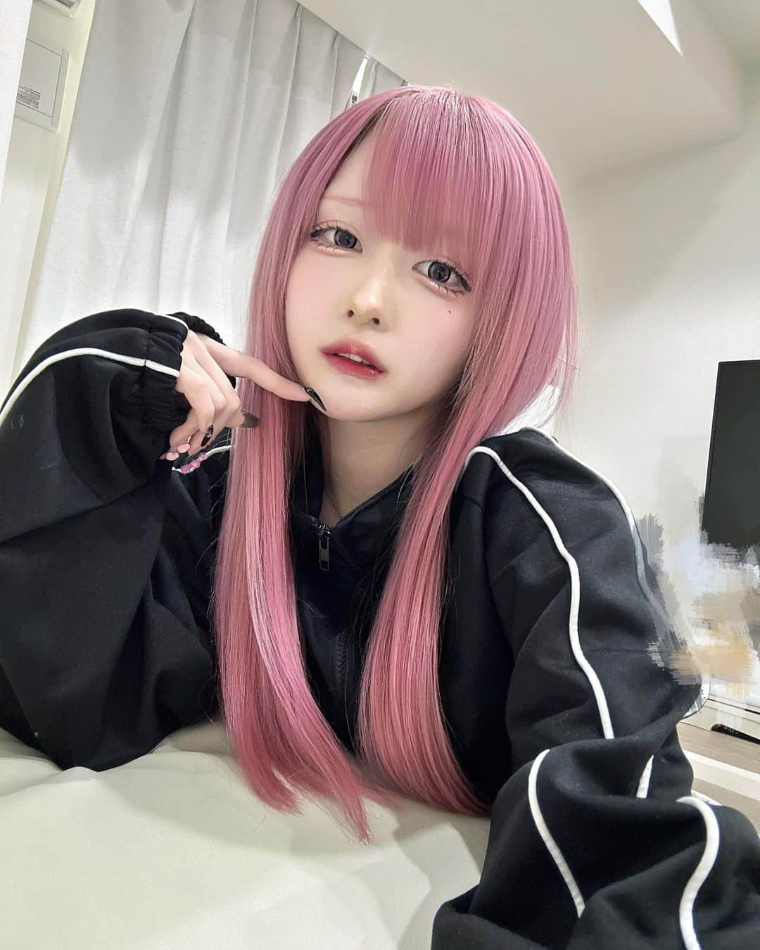 ハウスダストのインスタグラム：「・ ・ ニューカラー！！！💇‍♀️  今回も飛鳥さん @grow_asuka にお願いしますた！(^o^)ｿｲﾔｯ  前回の投稿と前々回の投稿のちょうど中間色にしてもらった❣️  やっぱピンクが安定だわね〜🤤🩷  今回はもう少し早く色落ちするみたいだけどピンクシャンプーで調整していくദ്ദിᐢ- ̫-ᐢ₎  なんか普段撮りなれてないところで自撮りしたから2枚目とかごちゃごちゃしてるけどごめんね笑  カラコンはバービーアイのオズピンクだよ〜！！」