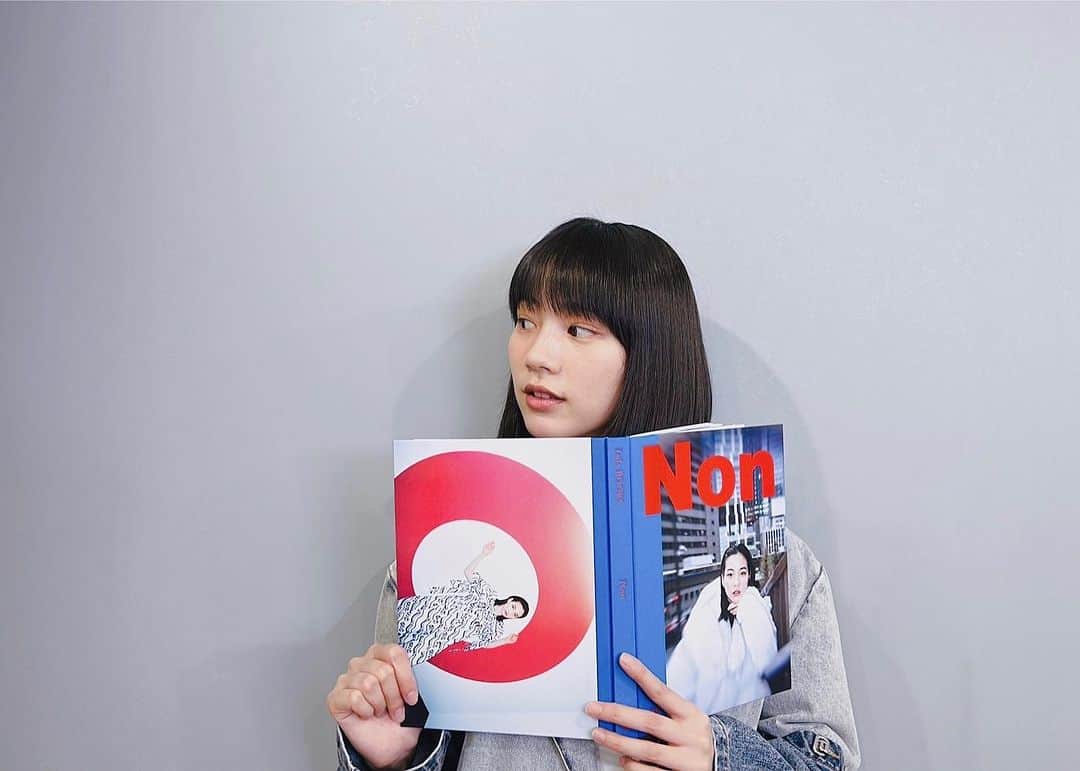 のん（能年玲奈）のインスタグラム：「このアートブックとっても良いんだよー。 楽しい本だ🫶📕😀 見てみてみてね。  #自分のでした #lulabooks #NON #non_ribbon」