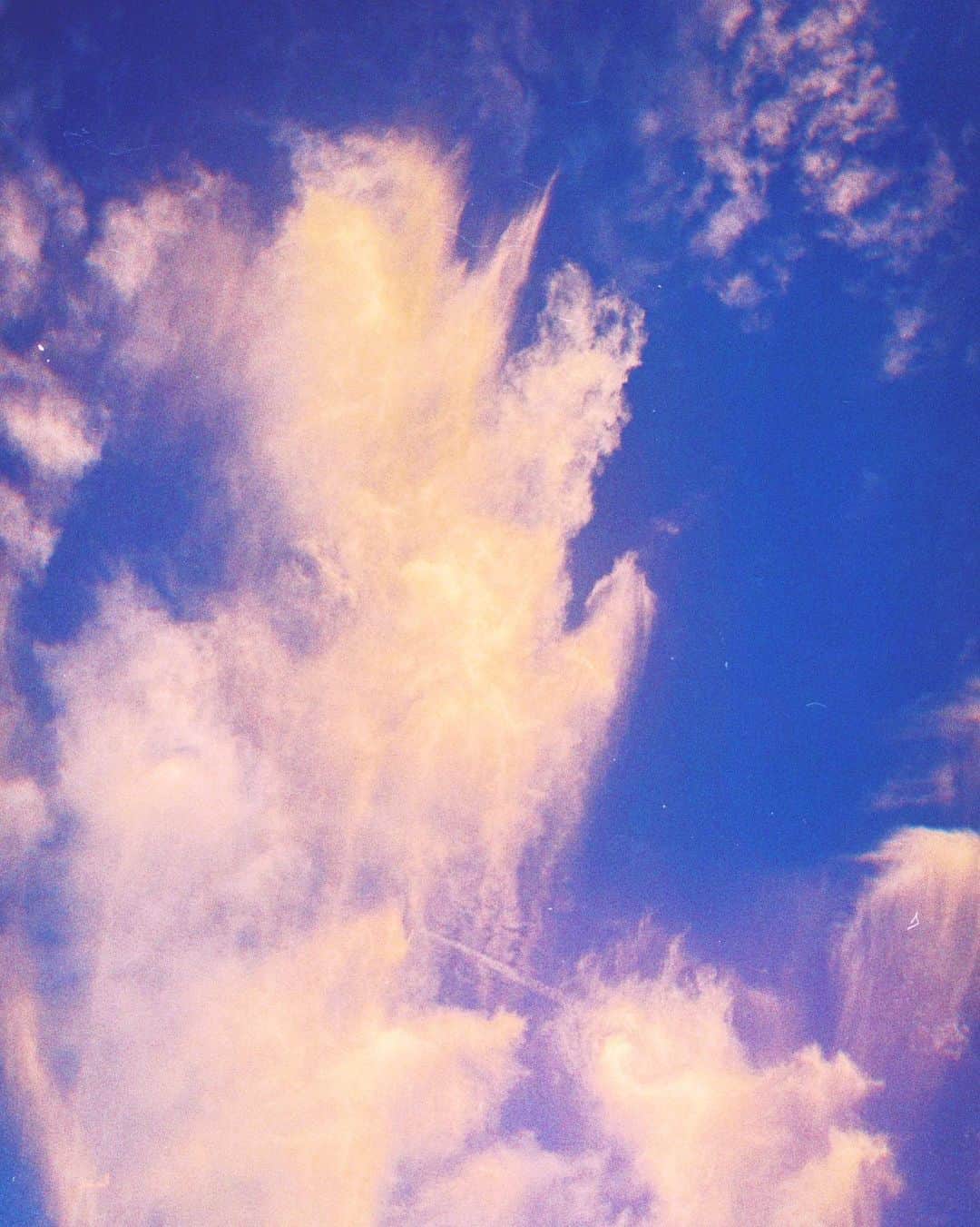 キム・ヒャンギさんのインスタグラム写真 - (キム・ヒャンギInstagram)「🌃 하늘 사진찍고있으면 앞만보고가던사람들이 한번씩 위를보는군 오... 가치있어 🤔」7月18日 20時28分 - kimsmell1