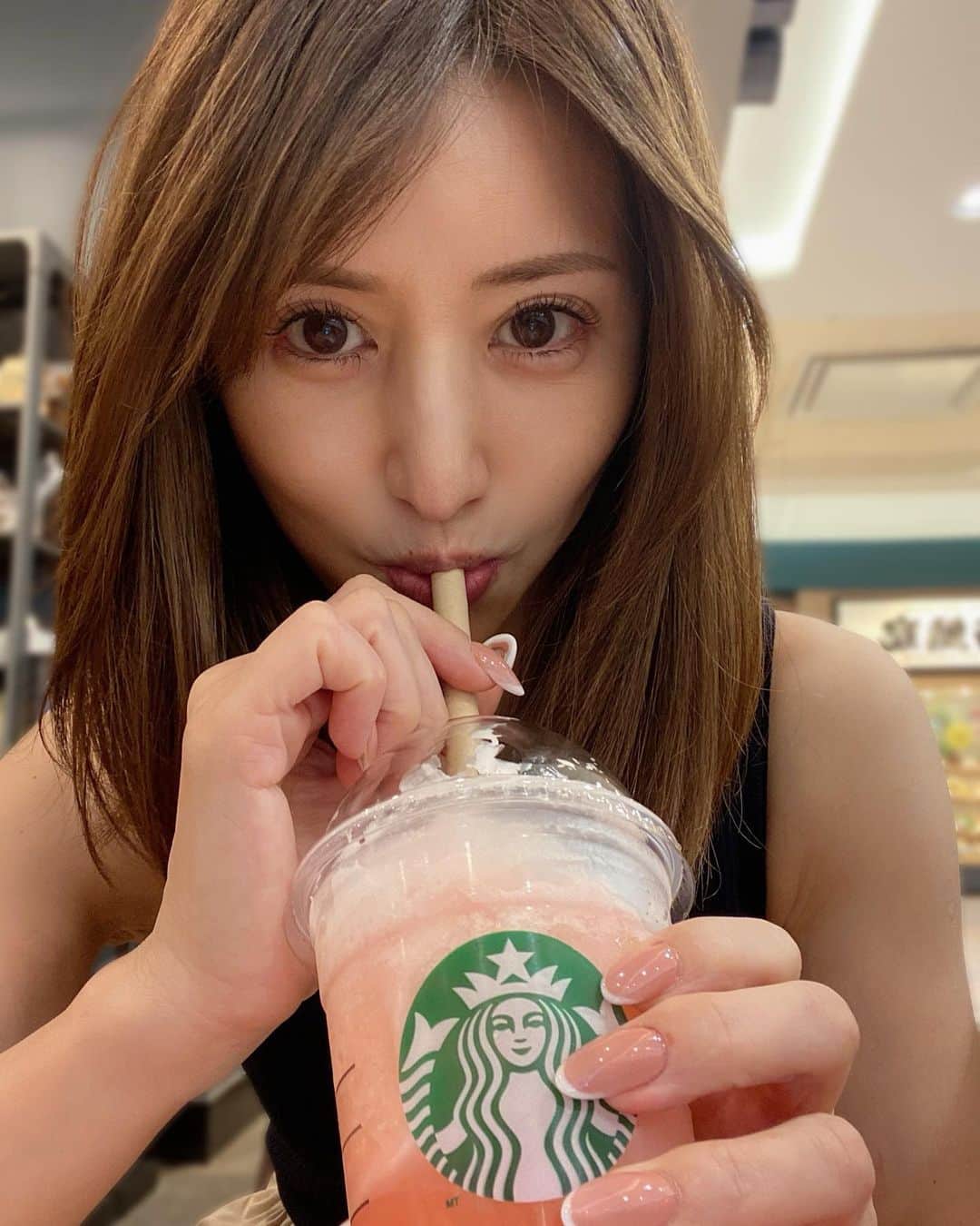 sachi♡のインスタグラム：「♡  こんばんは🌙  🍈と🍑は外せないから🥤♡  白桃＆アールグレイケーキは 今回は我慢した🥲 #次回は食べたい  #GABURIピーチフラペチーノ #Starbucks #スターバックス #スタバ #桃大好き #🍑 #素肌美人 #セルフィー #selfie #셀피」