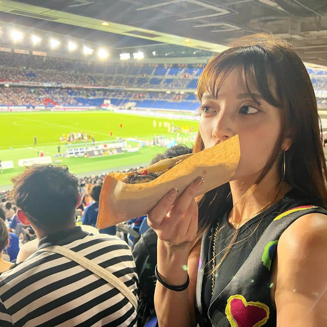 三谷紬さんのインスタグラム写真 - (三谷紬Instagram)「⚽️🇫🇷🐬 先週末、スタイリストさんと 日産スタジアムに行ってきました🫶 念願！！！🥺 神奈川ダービーということもあり めっちゃくちゃ人が入っていて 外の気温も暑いけど それ以上にスタジアムはもっとアツかったです🔥 夏のサッカー観戦も最高! * #soccer#サッカー#football#⚽️#日産スタジアム#日産#横浜#神奈川#神奈川ダービー#横浜fマリノス#f#マリノス#川崎フロンターレ#川崎#フロンターレ#アツい#テレビ朝日#アナウンサー#三谷紬」7月18日 20時40分 - mitani_tsumugi