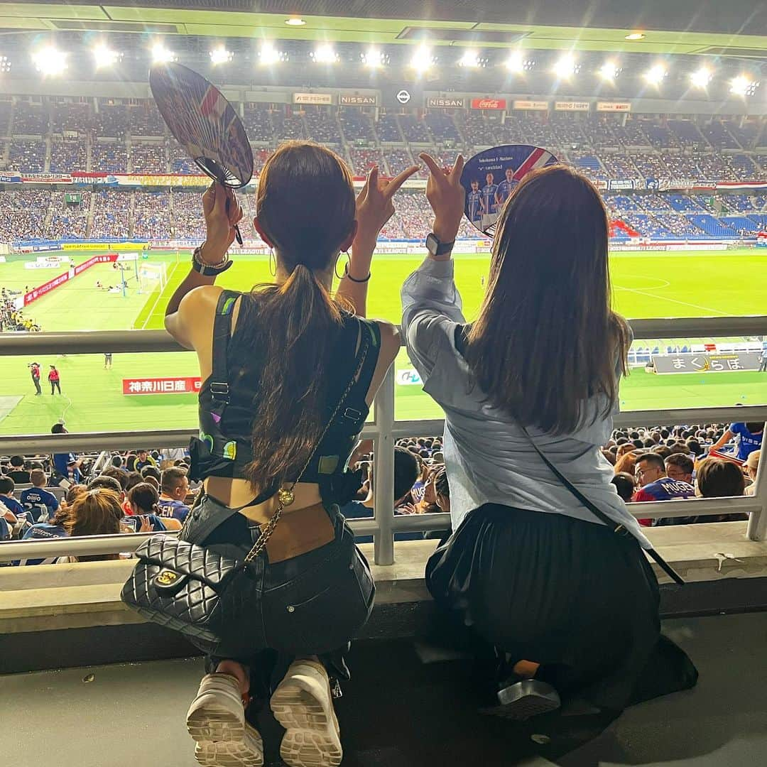 三谷紬さんのインスタグラム写真 - (三谷紬Instagram)「⚽️🇫🇷🐬 先週末、スタイリストさんと 日産スタジアムに行ってきました🫶 念願！！！🥺 神奈川ダービーということもあり めっちゃくちゃ人が入っていて 外の気温も暑いけど それ以上にスタジアムはもっとアツかったです🔥 夏のサッカー観戦も最高! * #soccer#サッカー#football#⚽️#日産スタジアム#日産#横浜#神奈川#神奈川ダービー#横浜fマリノス#f#マリノス#川崎フロンターレ#川崎#フロンターレ#アツい#テレビ朝日#アナウンサー#三谷紬」7月18日 20時40分 - mitani_tsumugi