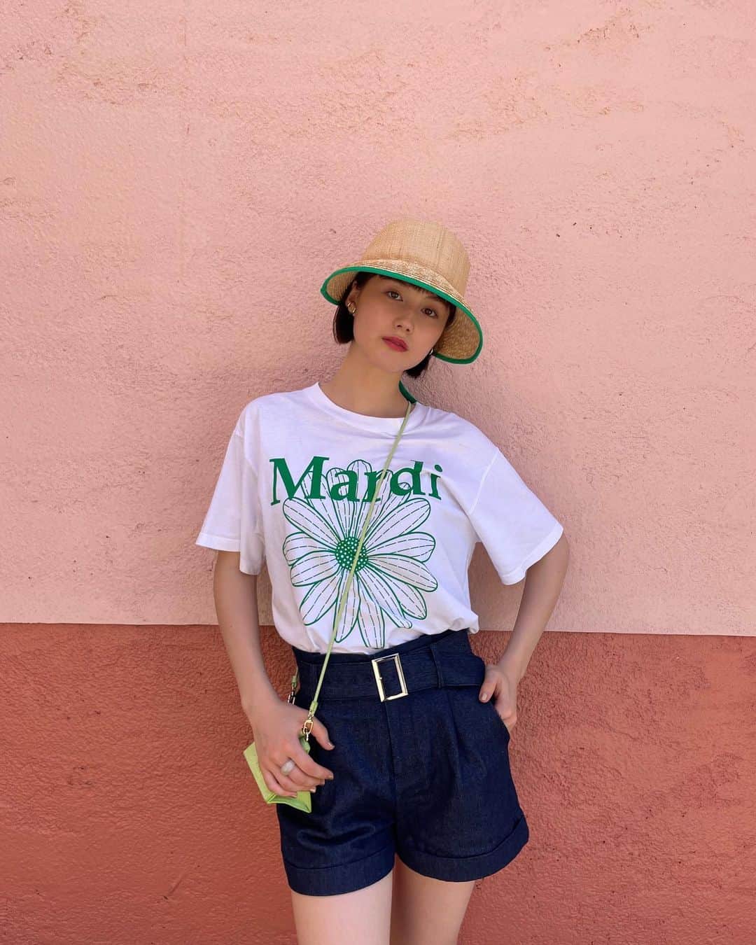 藤本林花美愛のインスタグラム：「Greenでまとめた日☘️  夏っぽくカジュアルに Tシャツ✖︎デニムショーパン。  ボンネットハットお気に入り👒  Tops: @mardi_mercredi_japan @mardi_mercredi_official  Trousers: @jouetie_official  Bag: @furla  Hat: @casselini_official」