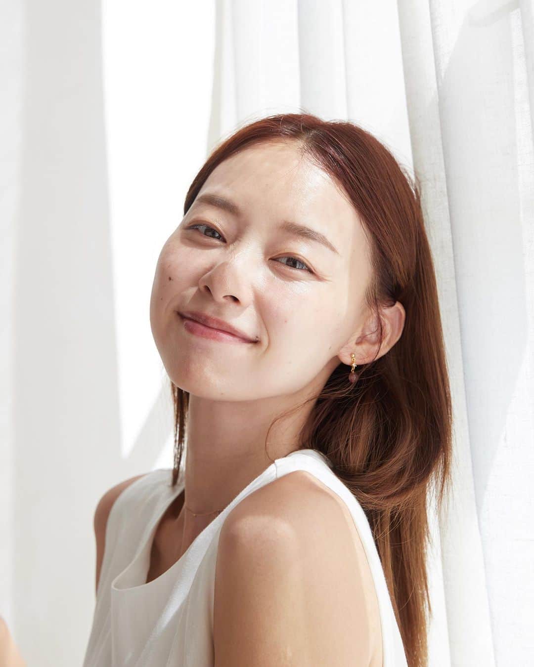吳斐莉のインスタグラム：「這麼好用的東西不能只有我知道！  從2019年我就愛上IPSA的保養，尤其是大家熟悉的流金水，但是其實還有個很低調的好物，之前IPSA都沒有主打它，我不懂！我一定要跟你們推薦它！它的美白效果真的很好，而且連我敏弱肌都可以安心使用，我第二瓶也快用完了！  說到美白，大家要知道！不止紫外線，熬夜、壓力、吃甜食，都會讓皮膚暗沉無光，很多人都很愛吃甜，不要說甜食了，當然也包括現在的水果也都超甜啊～～我可以一天一顆芒果🤤  想要吃甜食又想肌膚年輕亮白 就交給 #IPSA #肌膚戒糖霜雙星 來保住我們的青春🤣  新愛用逆齡角質發光精露  又稱拋光精華水  專為糖控們設計的喔😎 拋光精華水用五大胺基酸代替果酸 可以更溫和無負擔的代謝角質 添加紅茶精萃與維他命E兩種成分 除了為肌膚補水之外還可以讓肌膚油水平衡 膚況變得更加穩定 擦起來皮膚啵亮✨  以及我本來就很愛的低調好物-追光淨亮精華 #追光瓶 含有肌膚戒糖雙關鍵，改善肌膚糖化造成的暗黃 植物性高效成分，白天晚上都可以使用 （不用擔心反黑）  重點是真的超溫和 但是美白效果超好，回復肌膚淨透亮 像我在西班牙額頭、鼻子有曬黑😂 而且我覺得有要曬出斑的感覺！ 因為流汗曬的不均勻 攝影眼老公馬上發現 回國趕緊IPSA肌膚戒糖雙星擦起來  現在大家都說我除了臉還很白 身體都黑了 哈哈哈哈哈 至少臉要保住 過來人都說臉絕對不能曬🤣  回來到現在用肌膚戒糖雙星一個月啦！ 臉的不均勻已經回來的差不多囉😎開心  跟我一樣愛吃超甜水果的人 記得保養要搭配肌膚戒糖雙星唷！ 限動幫大家準備好兌換連結➰  #IPSA #IPSATW #肌膚戒糖雙星 #拋光精華水 #追光瓶 //AD//」