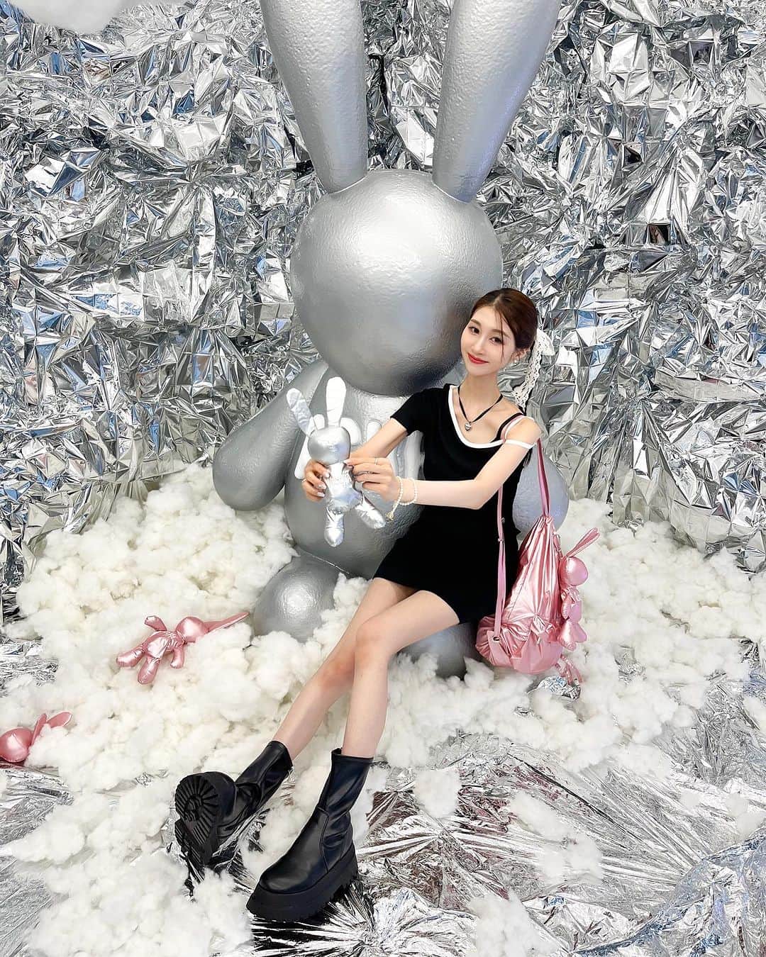 丹羽あんなのインスタグラム：「행복했던날 🐰🩷 이쁜 네일로 바꿔서 신나게 행사 갔다왔어용! 히히힣 @nail_d_d_d 이번에도 증말루 이뿌게 해주신💅💕💕  ショップでとっても可愛いヘアメイクを受けて キラキラのネイルに変えて気分るんるんで お仕事に行ってきました〜🫶🏻」