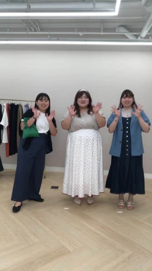 【公式】ハッピーマリリンのインスタグラム：「. .  ✼••┈┈┈┈┈┈┈┈┈┈┈┈┈┈┈┈┈┈┈┈┈••✼  【プレゼントキャンペーンご当選者様発表🎁】  LIVEのご視聴、キャンペーンへご参加くださり 誠にありがとうございました。  @makorm22 様 @__mkyk 様 @shiho_mi_ks 様 @usagi_rabbitest 様 @00_llllllll_00 様 @cem69xx69 様 @moshioo_jhs 様 @maaaaachan1112 様 @shinomama0405 様 @akane_pearltk 様 @aya_stagram_miho 様 @riiisa1231 様  以上の皆様が、本企画ご当選者様です。 ご当選おめでとうございます👐😊  DMでご連絡いただきましたご住所へ プレゼントを発送させていただきますので、 ご到着まで今しばらくお待ちくださいませ。 . . . 今回いただきました沢山のコメントを活かし、 今後もLIVE配信やプレゼント企画等 皆様にお喜びいただけるような発信を行ってまいります。  引き続きハッピーマリリンをご愛顧くださいますよう よろしくお願いいたします💕  ✼••┈┈┈┈┈┈┈┈┈┈┈┈┈┈┈┈┈┈┈┈┈••✼ . . 【第23弾　アンバサダーコラボプレゼントキャンペーン🎁】 . . . コラボ商品発売直前インスタLIVE ご視聴いただき誠にありがとうございました。 . 商品の発売日は 7/20(木)•8/1(火) 各日15:00〜 ハッピーマリリン本店サイトが どこよりも早くご購入可能です😳✨ . 今回お伝えしきれなかったオススメpointも 各商品ページではふんだんにご紹介しております。 是非HPにも遊びにきてくださいネ。 . . . さて！久しぶりのプレゼントキャンペーンは LIVE視聴者様限定でご参加いただけます。 是非LIVEをご視聴いただき、 キャンペーンにご参加ください👯 . . ■キャンペーン応募期間■  ～ 7/23(日) まで  . ■当選発表予定日■ 8月上旬頃 . . ■プレゼントアイテム詳細■  ≪おとちゃん≫ ①商品番号：422103 　ドットスカート(オフ×レッド) ②商品番号：420007 　シフォン素材ワンピース(パープル)  ≪まるちゃん≫ ③商品番号：438221 　巻きワイドパンツ(スモークネイビー) ④商品番号：438222 　テーパードパンツ(カーキ)  ≪ことなちゃん≫ ⑤商品番号：432719 　コンパクトジャケット(スモークブルー) ⑥商品番号：448094 (8月発売) 　マーメイドジャンスカ(ネイビー(オフ系)) . . ■参加条件■ ①本アカウントをフォロー 　( @happymarilyn_official ) ②本投稿にいいね♡ ③LIVEで発表した「キーワード」と 　欲しいプレゼントの「番号」をコメント ④LIVEの感想をプラスで記載してくれたら 　当選確率アップ？！ . ＊こちらの投稿で当選発表を行うので、 　保存がオススメです . . ■プレゼントの注意事項■ ※サイズはご選択いただけます。カラーはご選択いただけません。 ※同一住所から複数のご参加があった場合、当選は１回のみとさせていただきます。 ※ご当選者様にはDMでご連絡いたしますので、フォローは外さないでください。3日以内にご返信いただけない場合、再抽選をさせていただきます。またDMを送れない状態の場合、ご当選を無効とさせていただきます。 ※当選発表の際、アカウント名を公表させていただきますのでご了承ください。 ※商品の発送は日本国内に限らせていただきます。 ※抽選結果に関わらず、いただいたコメントはご紹介させていただく場合がございます。 ※当企画はInstagram社とは一切関係ありません。 . . ********************************************************  🍧夏の新作続々入荷中🍧 ⏬プロフィール欄をチェック(｡vωv｡｀)*･°  @happymarilyn_official . . 🍀コーデ用サブアカウントの運用を開始しました🍀 ⏬みんなのコーデを見るならサブアカウントから(｡vωv｡｀)*･°  @ahappymarilyn  気になる商品や質問等、お気軽にコメントやDMまで💌  ********************************************************  ハッピーマリリンでは M～10L までの幅広いサイズや、 ゆったりとした大きいサイズのお洋服を取り揃えています。  ✨👗あなたにピッタリのお洋服がきっと見つかる👗✨ . . . #hmインスタ企画 #ハッピーマリリン #happymarilyn . .」