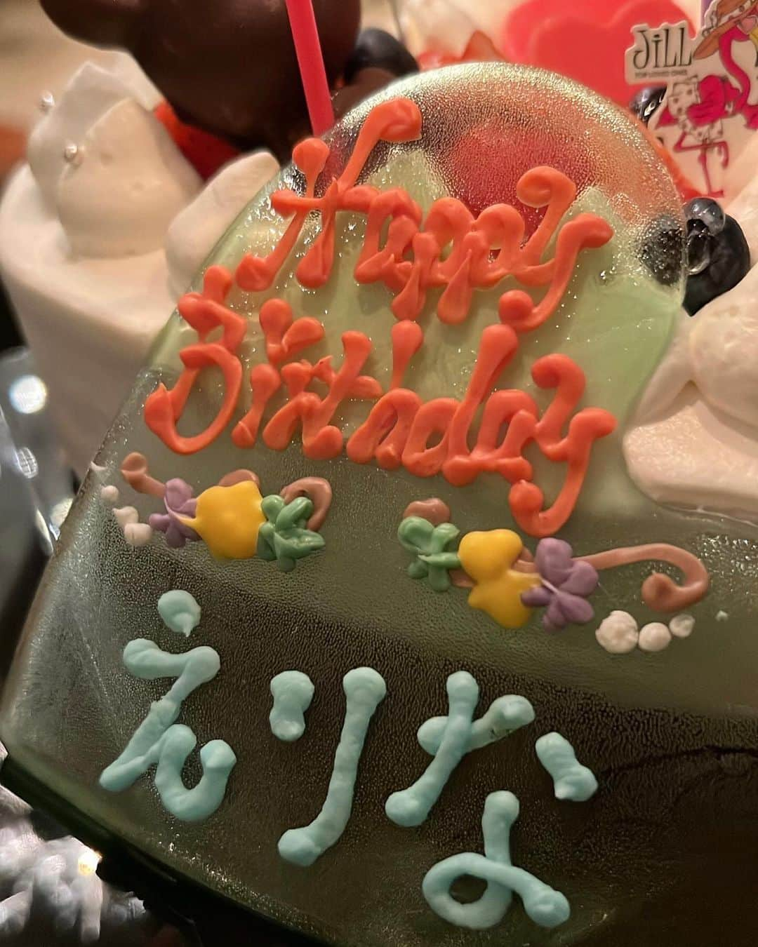 杉田恵李奈さんのインスタグラム写真 - (杉田恵李奈Instagram)「7.18🌞37歳になりました🎂 沢山の温かいメッセージありがとうございます🥺 生まれて此の方、 自分のことを自由人だと思ったことは 一度も無かったのですが、散々周りから言われ ここ最近少しずつ自覚してきました😇 ※先天性らしい。 思い返せば色々な事が身の回りで起きたけれど 何だか後悔…という出来事はほぼ無くて むしろちょっと良い流れだったかも🤞 と、思える事が多い人生かと。 トラブルに強く育ててくれた両親にも感謝。 周りの友達も芯が強いラッキーさん多め。 色々とラッキーです。ハイ。 友達にも恵まれていると常々感じております💖 いつもありがとう。 . . 都会生まれ都会育ち。 『エリナって何も不自由無かったでしょ？』 こんな感じの発言は多々。 心無い意地悪な発言に傷付いた事も沢山あります。 もうね、何回言われたか分からない🤷 逆に辛い経験してて欲しいんかな🤣？ 文句があるなら江戸を繁栄させた徳川家康さんに言うて下さい🙏笑笑 人並み以上に強めな心ではありますが 私にもたまに辛いと思うことや 悲しいなと感じることもあります。 でも、その人にはその人にしか乗り越えられない 試練があると思ってる。 上を見ても下を見てもキリが無い。 目に見えるモノや言葉だけが全てじゃないし 目には見えないモノが本質だったりもする🫥 私は人から感じるそういう部分を大切にしたいし 寄り添っていきたい🫰 『人からどう思われたいか。』よりも、 『自分がどう在りたいか。』 そんな考えで日々の生活を送っております。 そして直感と感覚から発せられる自分からの シグナルも、とても大切にしている部分🚥 これからも自分の直感や感覚を無視せず、 ちょっとやそっとの事では振り回されない まぁまぁ太めな自分軸で 大切な仲間と過ごせたら嬉しい所存🤗 あっという間に30代後半になったけど、 大人になるって案外楽しいです♡ . . #july#birthday#怒涛の7月 #オンナは度胸とエンタメ力と交渉力 #巷では飲んだ方が良いよと言われるし #ちょっと酔っ払ってる方がモテるし #雑に扱われたらまぁまぁ怒りますが #お陰様で毎日を刺激的に過ごせております」7月18日 20時37分 - erina_roppongi