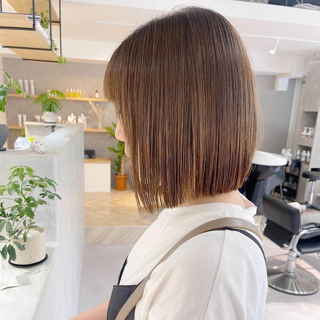 本田重人さんのインスタグラム写真 - (本田重人Instagram)「カットと同じ位ストレートの時の【アイロン施術】に拘ってます。 1人の頭の髪質も生えぐせも部位で全然違います。 それをアイロンのプレス圧、熱の置く時間、スライスの厚さ、ブラシのテンションなどを変えながらコントロールし、キレイな髪質改善ストレートが仕上がります。 cultiでは必ず担当が全頭アイロンを入れるようにに致しますので、安心してご来店下さい。  乾かすのも楽にさらさらな髪質に✨ ⁡ ショート、ボブをより扱いやすいようにと 考え抜いて進化させたストレートパーマ。 ⁡ なるべくシンプルに、けどこだわりのあるストレートは柔らかく、さらさらになります！ ⁡ 是非お試しを😊✨ ⁡ 【ドライカットでの毛量、質感調整】 普段からのお手入れのしやすさにも こだわってカットしています。 ⁡ 短くすると収まりが悪くなってしまうかも？ と思っている方も多々いらっしゃいますが そんな事はありません❗️  僕はドライカットで根本付近から 毛量調整をするのですが、 そうする事で毛先の厚みは残しながら 毛量をかなり取る事ができます。 ⁡ 中間毛先の軽さが出過ぎると、 重みがないので根本も膨らみやすく、毛先もはねやく、傷みやすいです🤔 ⁡ もちろん伸びてきてぴんぴん髪がでたり、 さわってちくちくしない様に繊細にカットしてます😊 （梳く技術もとても難しいです） ⁡ 毛先に厚みがある事でまとまりと可愛い毛束感が出せて、 乾かすのもかなり楽になりますよ！ ⁡ 👉 一人一人の髪質に合わせたドライカットの毛量調整で よりお手入れが簡単に可愛いボブに😊 ⁡ #髪質改善東京 #ショートボブ #ボブ #ボブ縮毛矯正 #ストレートボブ #ボブストレート #縮毛矯正ボブ #縮毛矯正ショートヘア #ショートストレート #ストレートショート #ショート縮毛矯正 #縮毛矯正ショート #縮毛矯正カラー ⁡#髪質改善 #髪質改善ストレート #髪質改善縮毛矯正  #縮毛矯正専門店　 #美髪矯正  #日本橋ショート #東京縮毛矯正  #縮毛矯正東京 #日本橋美容室 #髪質改善トリートメント #東京髪質改善」7月18日 20時38分 - shigeto_honda