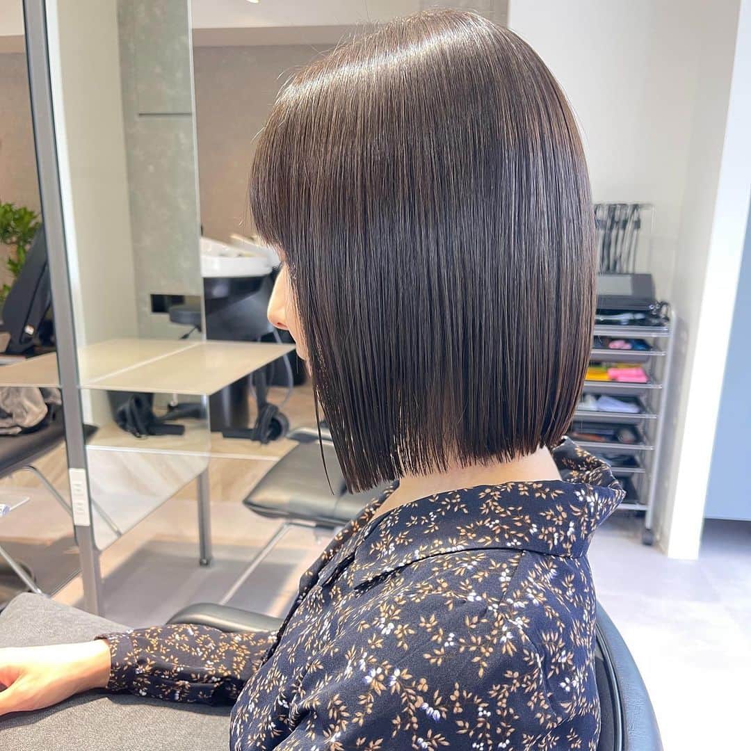 本田重人さんのインスタグラム写真 - (本田重人Instagram)「カットと同じ位ストレートの時の【アイロン施術】に拘ってます。 1人の頭の髪質も生えぐせも部位で全然違います。 それをアイロンのプレス圧、熱の置く時間、スライスの厚さ、ブラシのテンションなどを変えながらコントロールし、キレイな髪質改善ストレートが仕上がります。 cultiでは必ず担当が全頭アイロンを入れるようにに致しますので、安心してご来店下さい。  乾かすのも楽にさらさらな髪質に✨ ⁡ ショート、ボブをより扱いやすいようにと 考え抜いて進化させたストレートパーマ。 ⁡ なるべくシンプルに、けどこだわりのあるストレートは柔らかく、さらさらになります！ ⁡ 是非お試しを😊✨ ⁡ 【ドライカットでの毛量、質感調整】 普段からのお手入れのしやすさにも こだわってカットしています。 ⁡ 短くすると収まりが悪くなってしまうかも？ と思っている方も多々いらっしゃいますが そんな事はありません❗️  僕はドライカットで根本付近から 毛量調整をするのですが、 そうする事で毛先の厚みは残しながら 毛量をかなり取る事ができます。 ⁡ 中間毛先の軽さが出過ぎると、 重みがないので根本も膨らみやすく、毛先もはねやく、傷みやすいです🤔 ⁡ もちろん伸びてきてぴんぴん髪がでたり、 さわってちくちくしない様に繊細にカットしてます😊 （梳く技術もとても難しいです） ⁡ 毛先に厚みがある事でまとまりと可愛い毛束感が出せて、 乾かすのもかなり楽になりますよ！ ⁡ 👉 一人一人の髪質に合わせたドライカットの毛量調整で よりお手入れが簡単に可愛いボブに😊 ⁡ #髪質改善東京 #ショートボブ #ボブ #ボブ縮毛矯正 #ストレートボブ #ボブストレート #縮毛矯正ボブ #縮毛矯正ショートヘア #ショートストレート #ストレートショート #ショート縮毛矯正 #縮毛矯正ショート #縮毛矯正カラー ⁡#髪質改善 #髪質改善ストレート #髪質改善縮毛矯正  #縮毛矯正専門店　 #美髪矯正  #日本橋ショート #東京縮毛矯正  #縮毛矯正東京 #日本橋美容室 #髪質改善トリートメント #東京髪質改善」7月18日 20時38分 - shigeto_honda