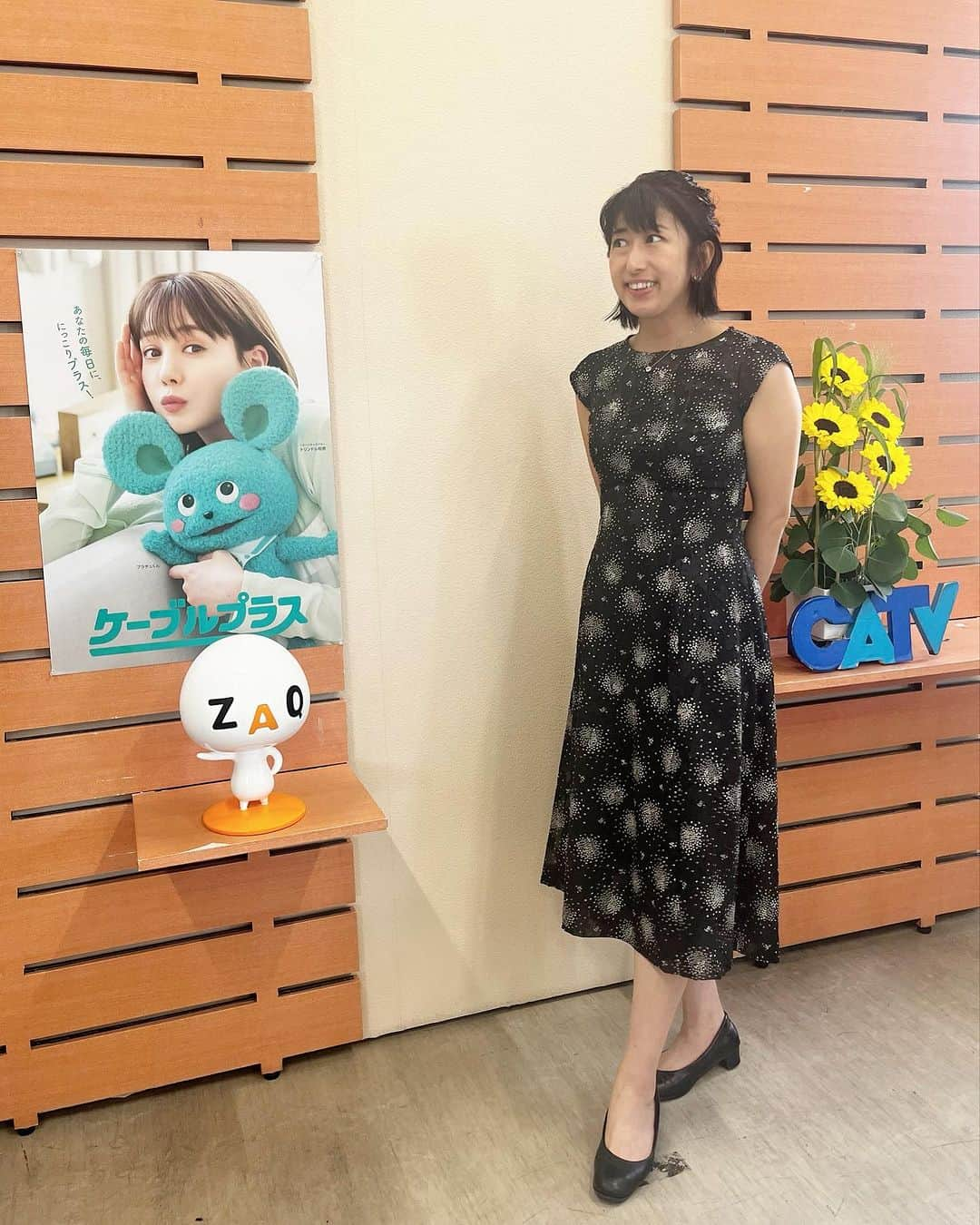 有働文子のインスタグラム：「📺ニュース収録＠銚子テレビ📺  アルファヘアー波崎店さん、いつもステキな髪型ありがとうございます👏 @alpha_hair_hasaki   髪も少し伸びてきましたーー！！ ボブくらいかな？？  🌻ワンピース ..... @fabrice.eijikamata  🌻ピアス .....@kaoriiiii308   スタジオのひまわりも暑そうでした🥵  #ootd #ワンピース #ピアス #ori #銚子テレビキャスター  #銚子テレビ木曜キャスター  #銚子テレビニュース  #CATVニュース #銚子テレビ #スタジオのお花は #花清 #フリーアナウンサー #アナウンサー #地域ニュース #衣装リース #婦人服 #衣装提供 #ひまわり」