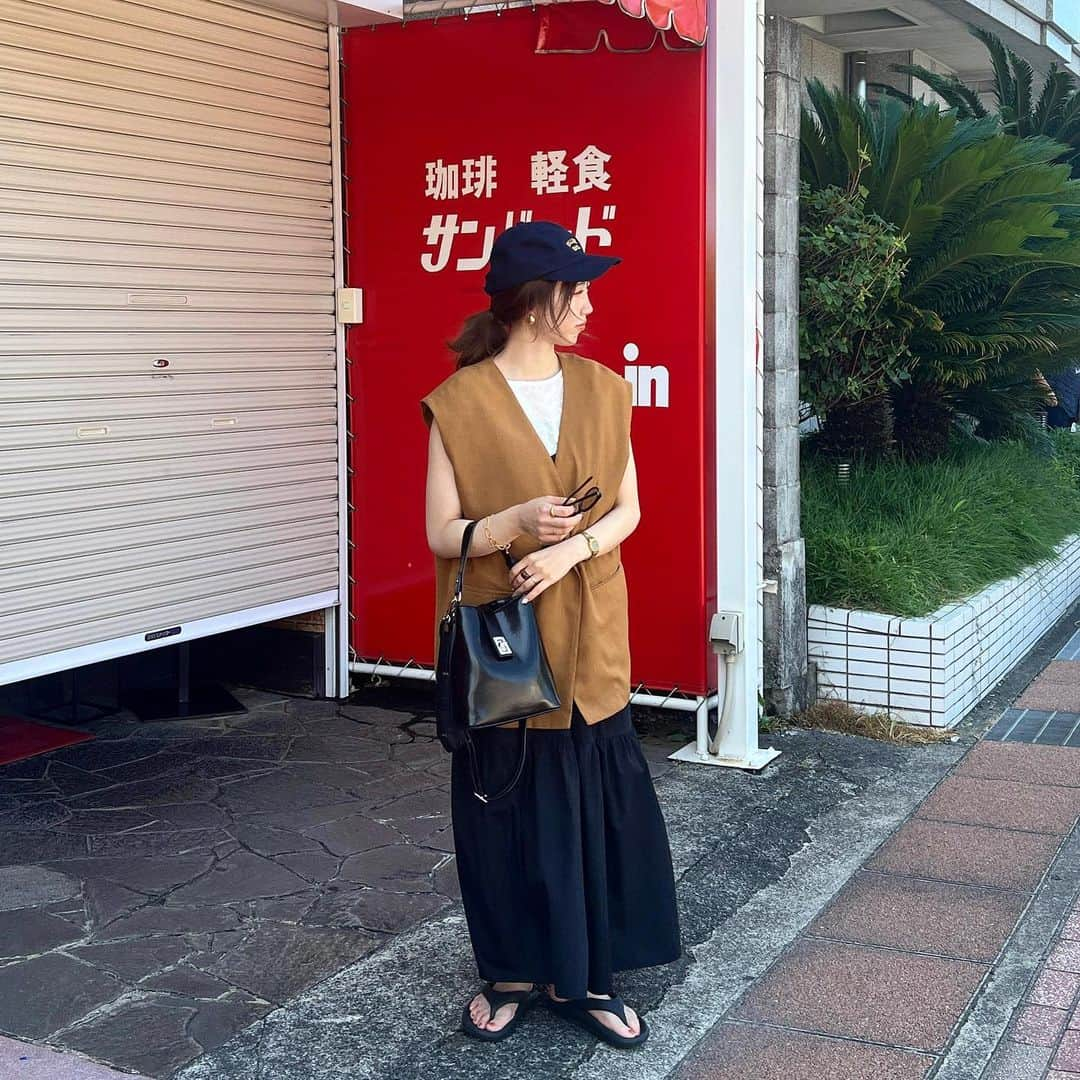 とらまめさんのインスタグラム写真 - (とらまめInstagram)「しょーたんと熱海温泉旅行♨️ (フィード投稿に旦那さん初登場)  喧嘩もせずに仲良く旅行してきた😆🚄 外風強すぎて帽子も髪の毛も飛んでいったけど ご飯も温泉も最高！ゆっくりできて楽しかった〜〜🫶🏻  熱海に日本一短いロープウェイあるの知ってた？ しっかり乗ってきたよ一瞬でした（＾_＾）💪笑 ロープウェイの上には絶景が広がってました🌊🤍  ありがとう熱海また遊びにいくよ🐕  お洋服詳細1枚目 ワンピース／#Ella#nugu トップス／ #fifth ジレ／#lowrysfarm  帽子／#UNIQLO バッグ／#lakore   6枚目 シアートップス／ #Ella#nugu ビスチェ／ #Ella#nugu デニム／ #Ella#nugu  #熱海温泉#熱海温泉旅行#温泉旅行#静岡観光#静岡旅行 #熱海ロープウェイ#秀花園湯の花膳#熱海駅#熱海商店街#デートコーデ#旅行コーデ#お出かけコーデ#ジレコーデ#キャミワンピコーデ#ビスチェコーデ#シアートップス#153cmコーデ」7月18日 20時45分 - mrn___33