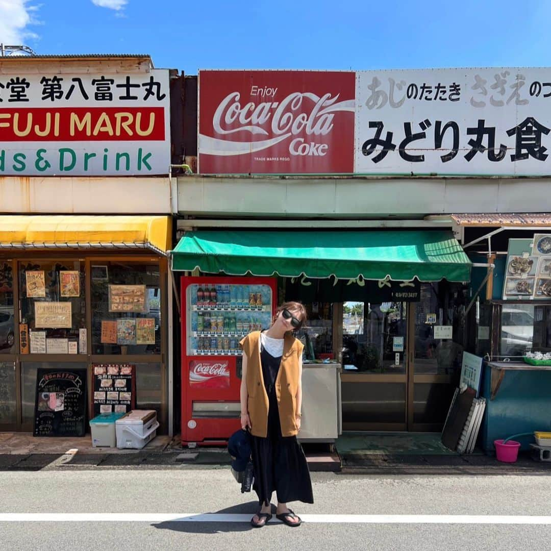 とらまめさんのインスタグラム写真 - (とらまめInstagram)「しょーたんと熱海温泉旅行♨️ (フィード投稿に旦那さん初登場)  喧嘩もせずに仲良く旅行してきた😆🚄 外風強すぎて帽子も髪の毛も飛んでいったけど ご飯も温泉も最高！ゆっくりできて楽しかった〜〜🫶🏻  熱海に日本一短いロープウェイあるの知ってた？ しっかり乗ってきたよ一瞬でした（＾_＾）💪笑 ロープウェイの上には絶景が広がってました🌊🤍  ありがとう熱海また遊びにいくよ🐕  お洋服詳細1枚目 ワンピース／#Ella#nugu トップス／ #fifth ジレ／#lowrysfarm  帽子／#UNIQLO バッグ／#lakore   6枚目 シアートップス／ #Ella#nugu ビスチェ／ #Ella#nugu デニム／ #Ella#nugu  #熱海温泉#熱海温泉旅行#温泉旅行#静岡観光#静岡旅行 #熱海ロープウェイ#秀花園湯の花膳#熱海駅#熱海商店街#デートコーデ#旅行コーデ#お出かけコーデ#ジレコーデ#キャミワンピコーデ#ビスチェコーデ#シアートップス#153cmコーデ」7月18日 20時45分 - mrn___33