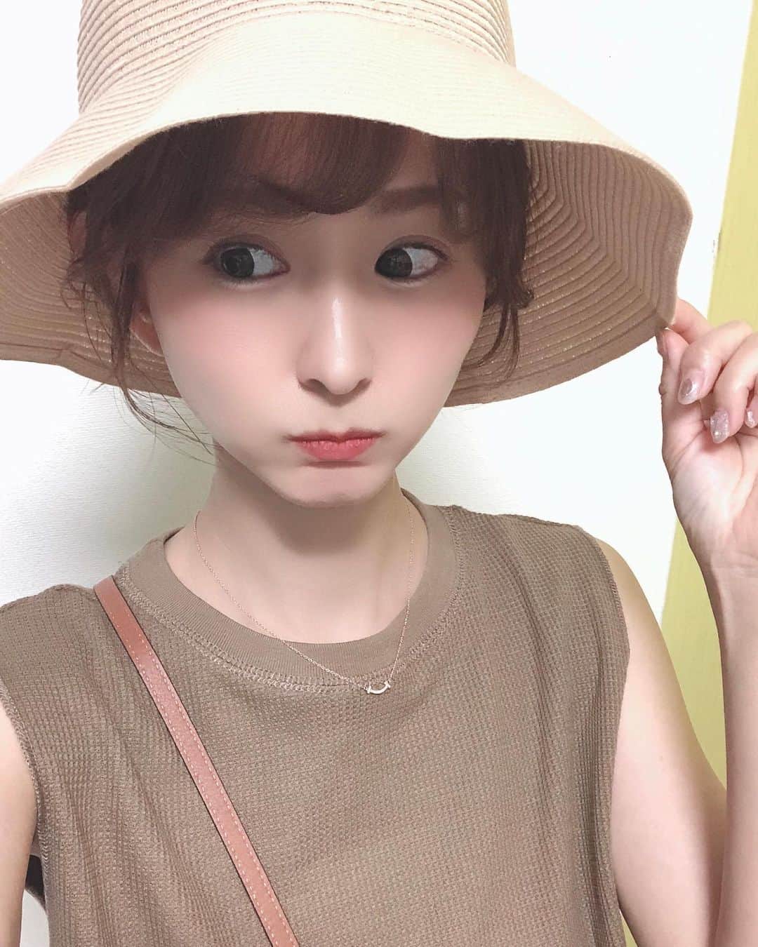 花清まゆこのインスタグラム：「自転車用に、 帽子を買ってみたんだけど、、、  帽子にかぶられてる感がありすぎるのは  なーぜなーぜ⁇  似合う帽子がほし〜い（笑）👒  #帽子 #自転車 #自転車コーデ #自転車のある生活  #帽子コーデ  #fashion  #似合う帽子が欲しい」