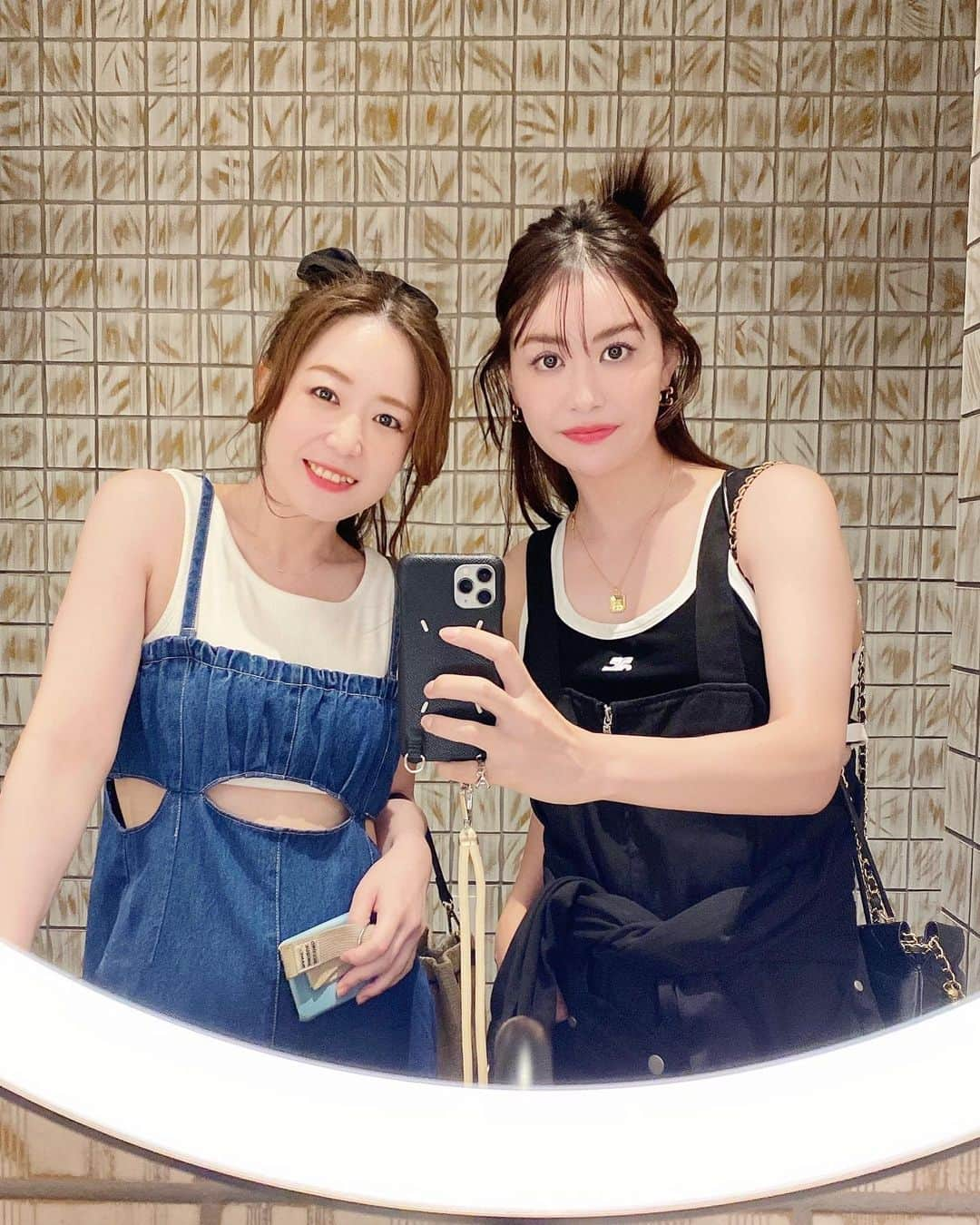 津久江麻由さんのインスタグラム写真 - (津久江麻由Instagram)「ダイエット成功した私たち💭🩵  ダイエットしたら精神的に色々な変化が起こるんだよ🪅  この時の私たちは、 『痩せただけじゃ二の腕太いままだよね』 です🦦💭  ⁡ ┈┈┈┈┈┈┈┈┈┈┈┈┈┈┈┈┈┈┈ ⁡ 📍@mayu_tsukue ⿴ 𝟷𝟼𝟼𝚌𝚖 𝟽𝟻𝚔𝚐 ⇢ 𝟺𝟾𝚔𝚐 ❪ − 𝟸𝟽 𝚔𝚐 の減量達成！ ❫ ⿴双子ママ 👶🏻ིྀ👶🏻ིྀ ⿴ニキビ大量にありました! (ニキビ再発→完治→ニキビ跡❤️‍🩹) ↳ 美容医療・スキンケア・ダイエットについてストーリーで発信しています🖇️📢💬  ┈┈┈┈┈┈┈┈┈┈┈┈┈┈┈┈┈┈┈┈  #垢抜け #垢抜ける方法 #垢抜けメイク #ダイエット方法 #ビフォーアフター #宅トレダイエット #ダイエットアカウント #ダイエットビフォーアフター #ダイエット垢 #リバウンドからの再スタート #リバウンドしないダイエット #痩せる方法 #生理不順  #ダイエット記録 #ダイエット仲間募集 #公開ダイエット #ダイエッターさんと繋がりたい #痩せたい #体重公開 #体型公開 #体型記録 #体重記録 #筋トレ女子 # 筋トレ #ダイエット食事　 #ダイエットメニュー  #食事制限 #食事記録 #脚痩せ #産後ダイエット開始」7月18日 20時46分 - mayu_tsukue